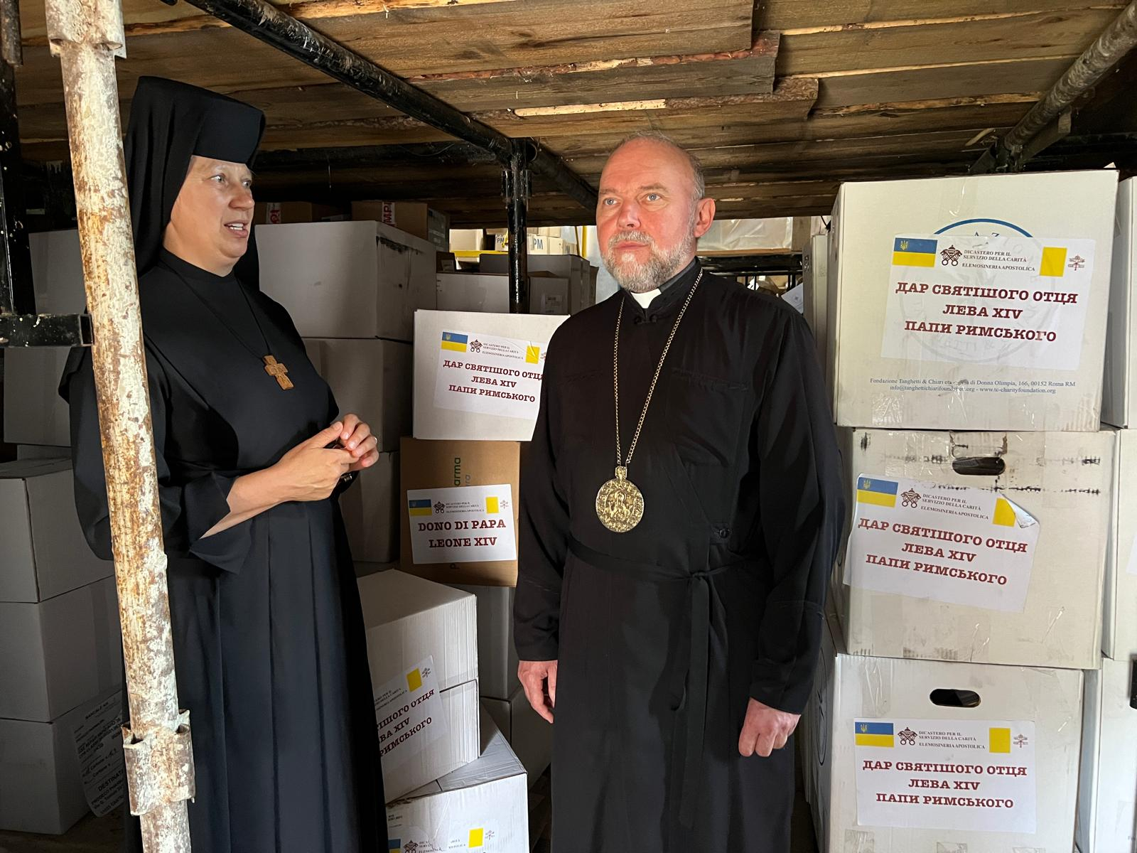 &nbsp;Il vescovo greco-cattolico di Kharkiv, Vasyl Tuchapets, con il carico di aiuti di papa Leone XIV / Gambassi