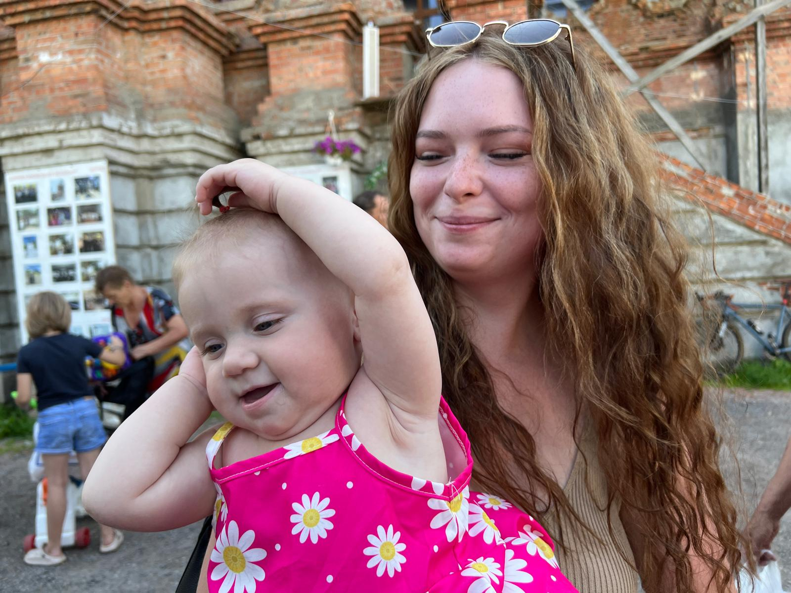 Kateryna Obukova, 25 anni e già vedova, con la figlia Violetta di 10 mesi