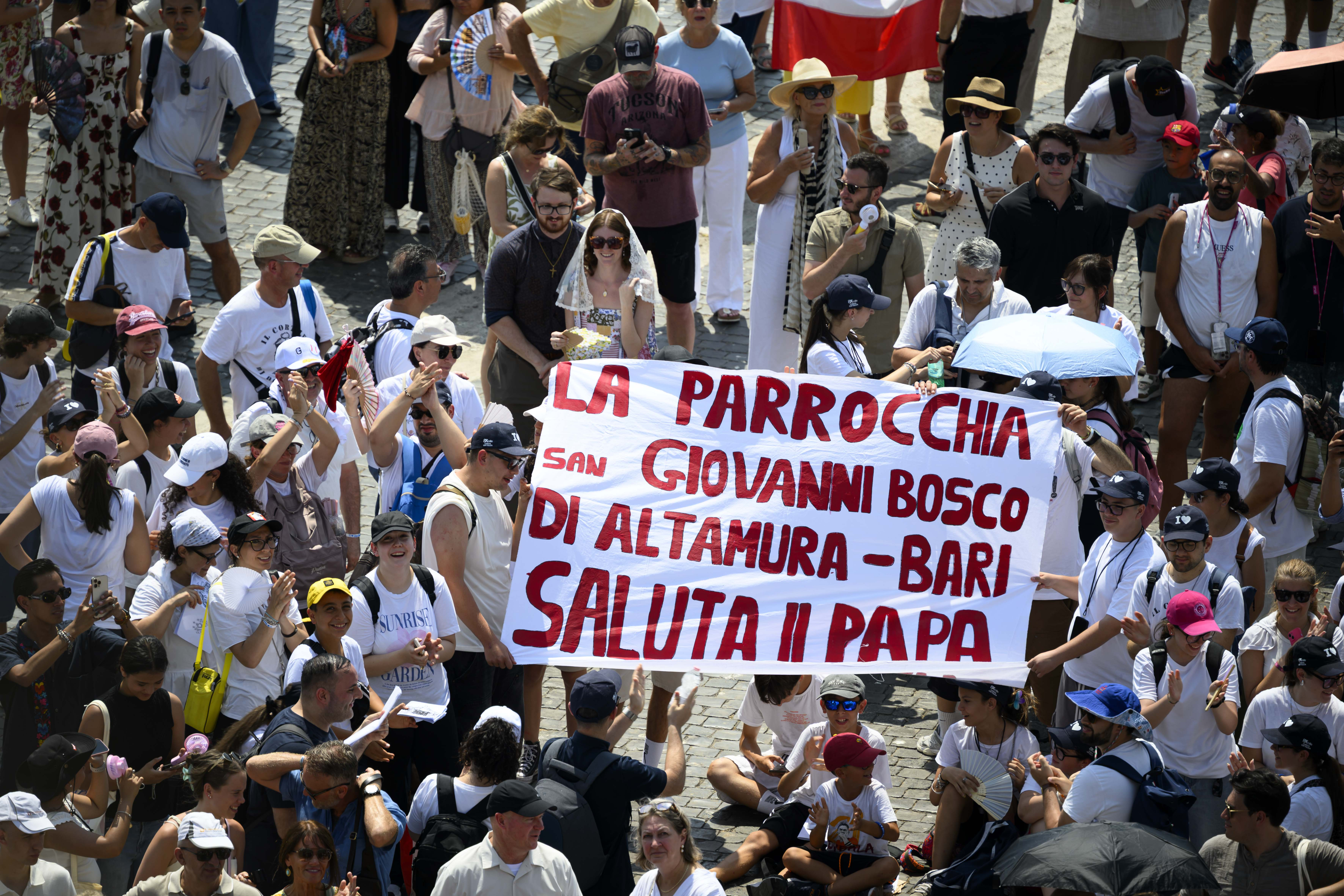 Fedeli italiani in piazza San Pietro durante la preghiera dell'Angelus con papa Leone XIV, 2 agosto 2026 - (VATICAN MEDIA)