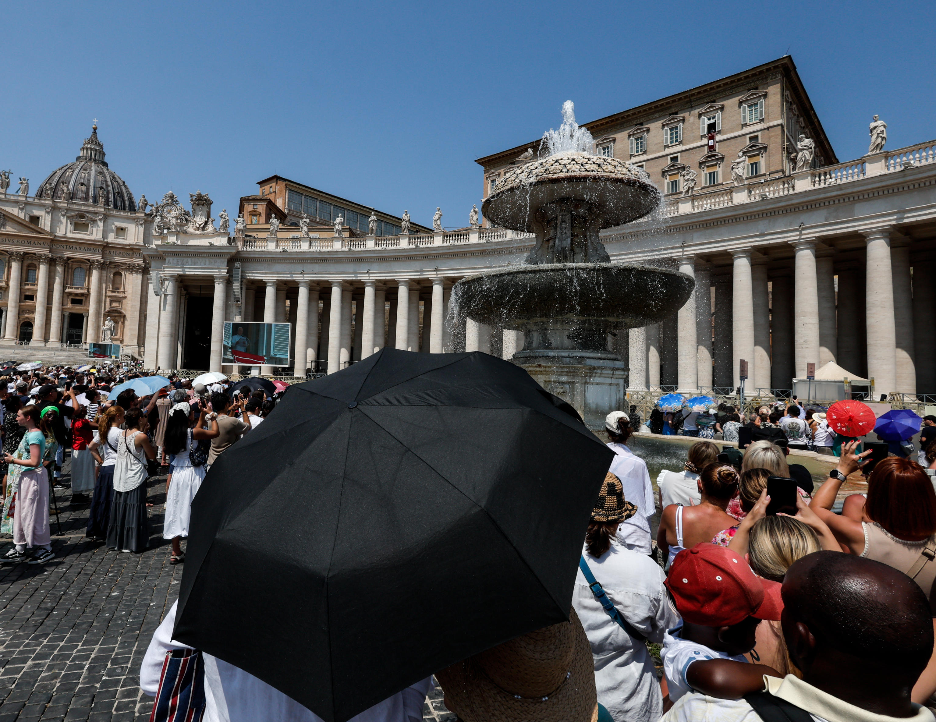 Fedeli in piazza San Pietro durante la preghiera dell'angelus con papa Leone XIV, 2 agosto 2026 - (ANSA)