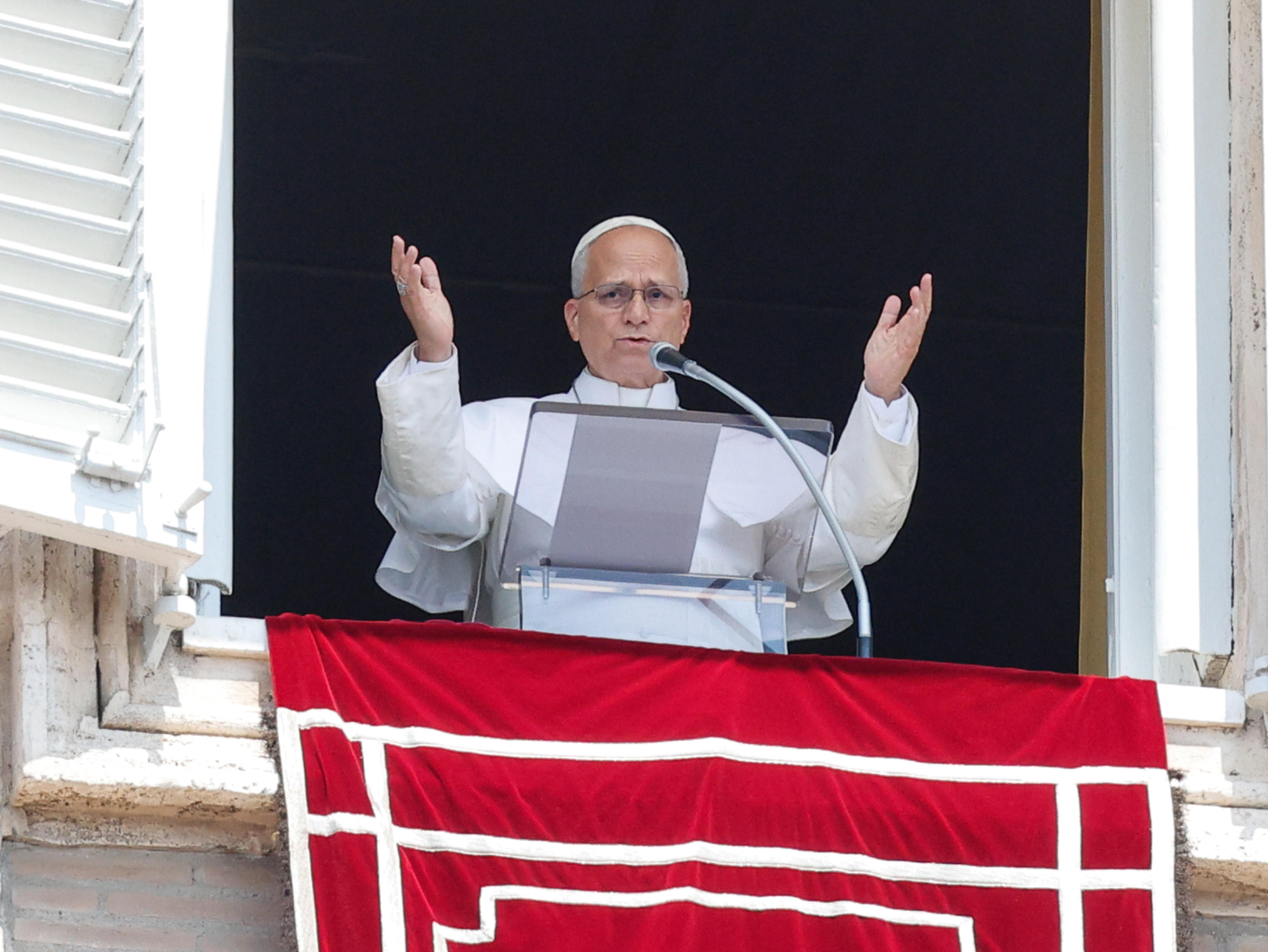 Papa Leone XIV durante l'angelus dalla finestra del Palazzo apostolico vaticano, 2 agosto 2026 - (ANSA)