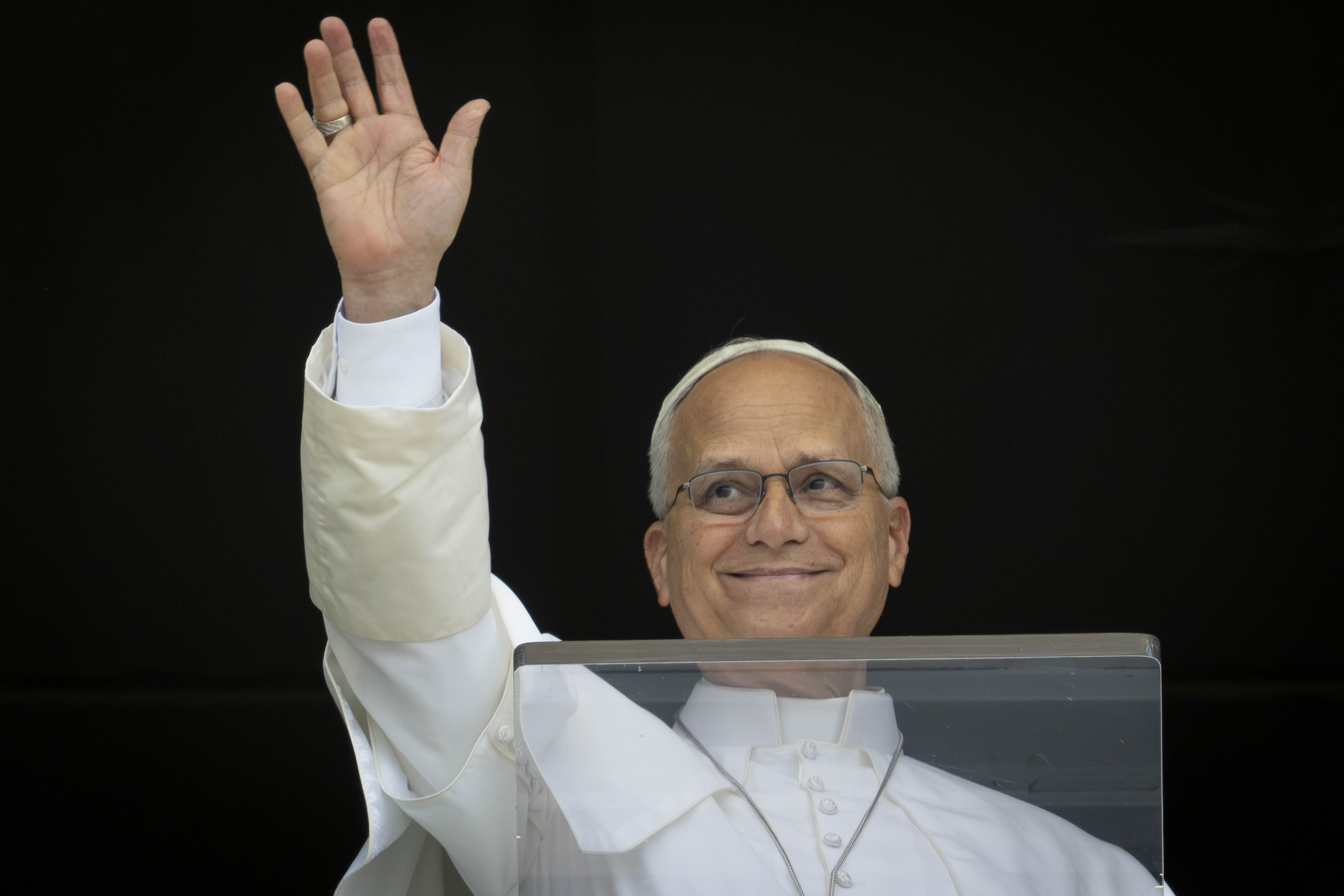 Papa Leone XIV durante l'angelus dalla finestra del Palazzo apostolico vaticano, 2 agosto 2026 - (ANSA)