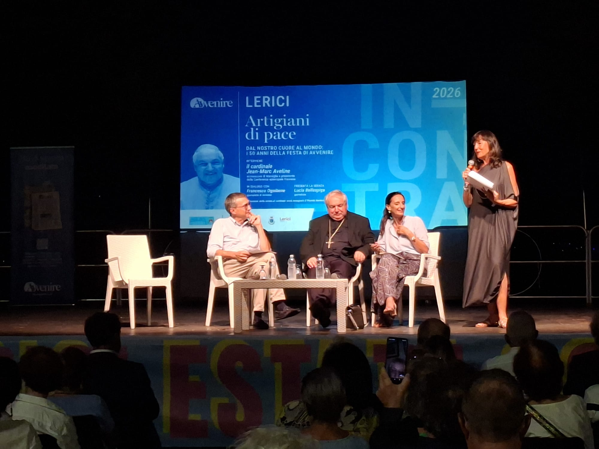Un momento della Festa di Avvenire a Lerici: da sinistra Francesco Ognibene, il cardinale Aveline, Anna Pozzi nel ruolo di interprete e Lucia Bellaspiga 