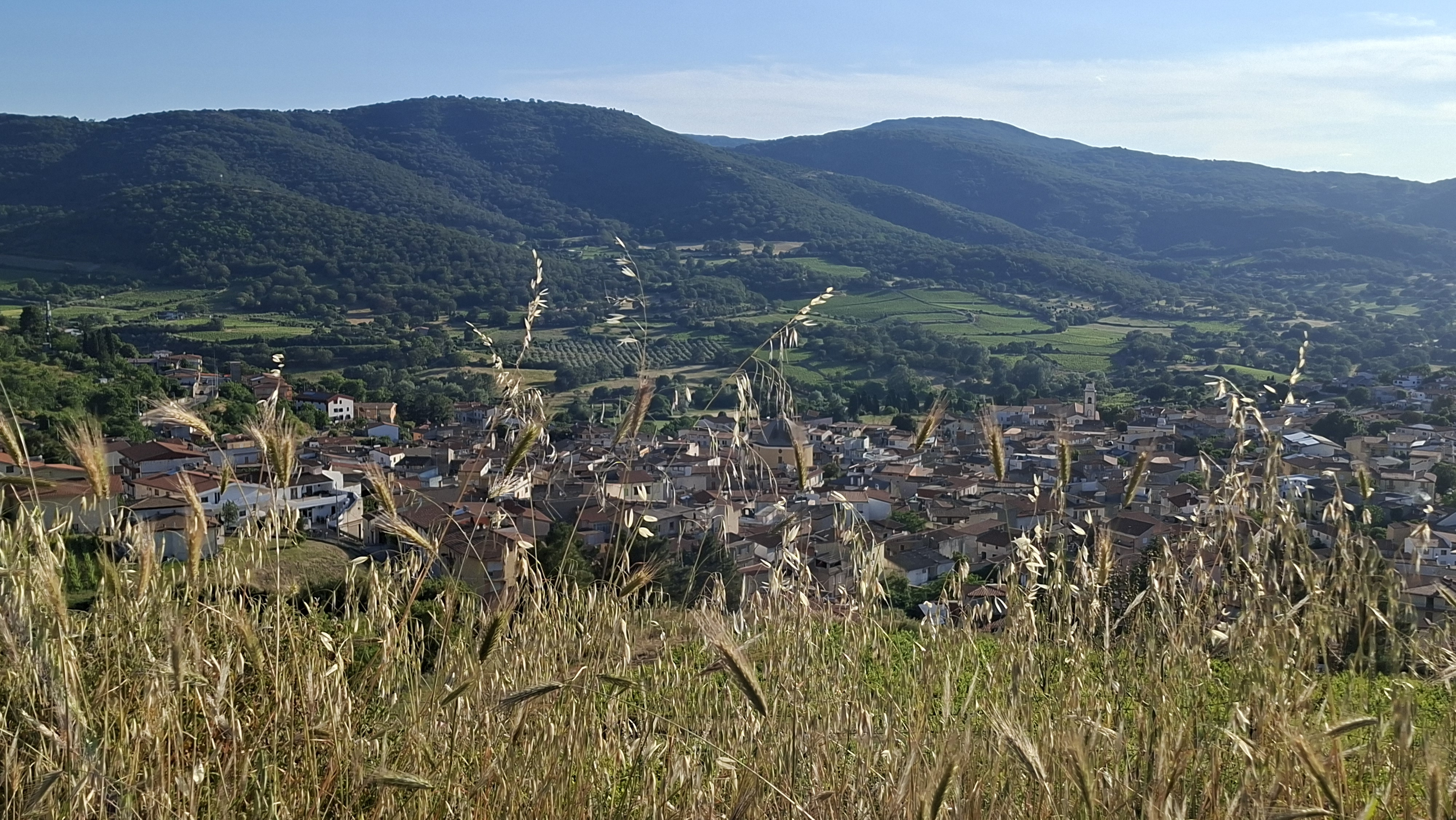 Il paese adagiato in una conca visto da una delle colline che lo circondano