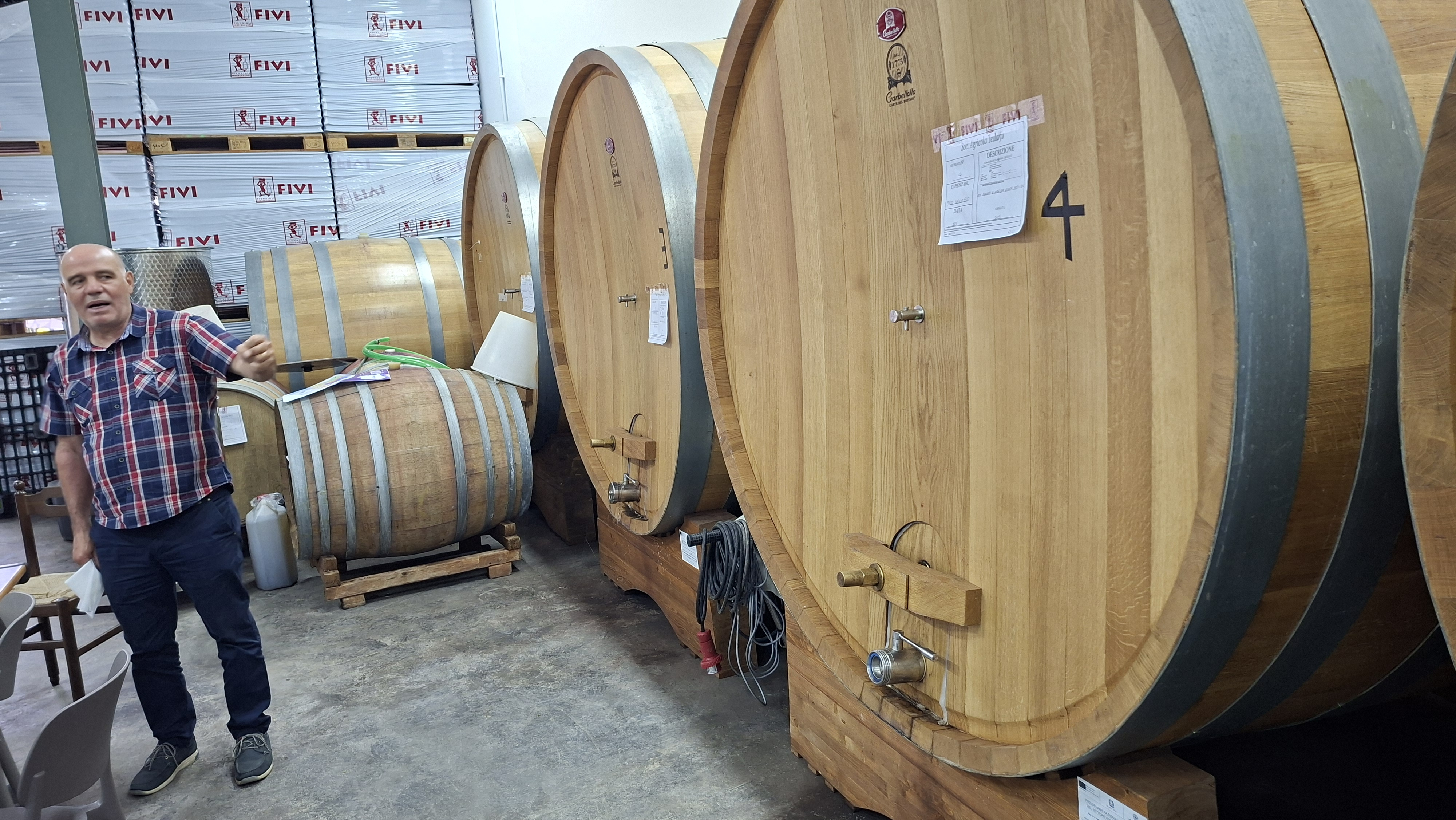 Francesco Sedilesu nella sua cantina, tra le botti del cannonau ottenuto da ogni viticultore di Mamoiada secondo un metodo rigorosamente naturale
