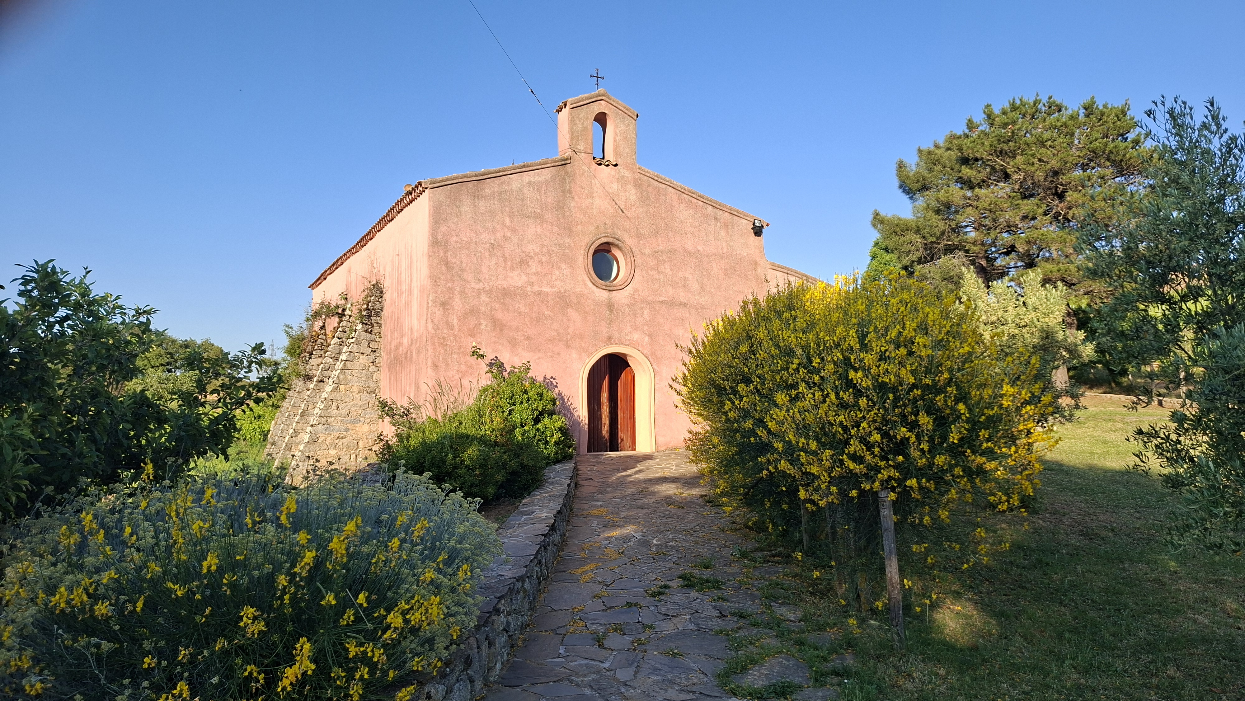 La chiesa campestre di Loret'attesu, sulle alture attorno a Mamoiada