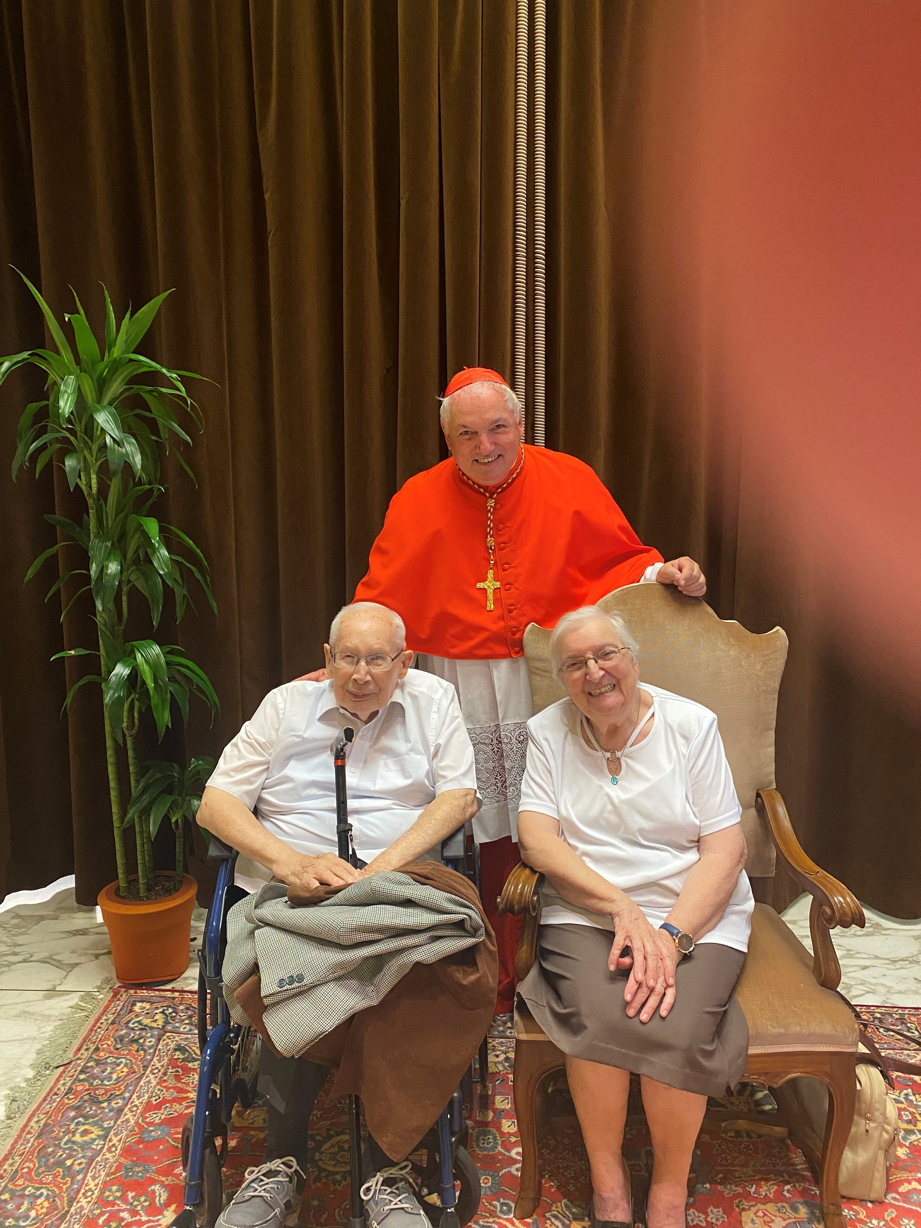 Un'immagine molto cara a cardinale Aveline, che l'ha voluta condividere con Avvenire: lo ritrae con i suoi genitori a Roma nel giorno dell'imposizione della berretta cardinalizia da parte di papa Francesco, il 27 agosto 2022