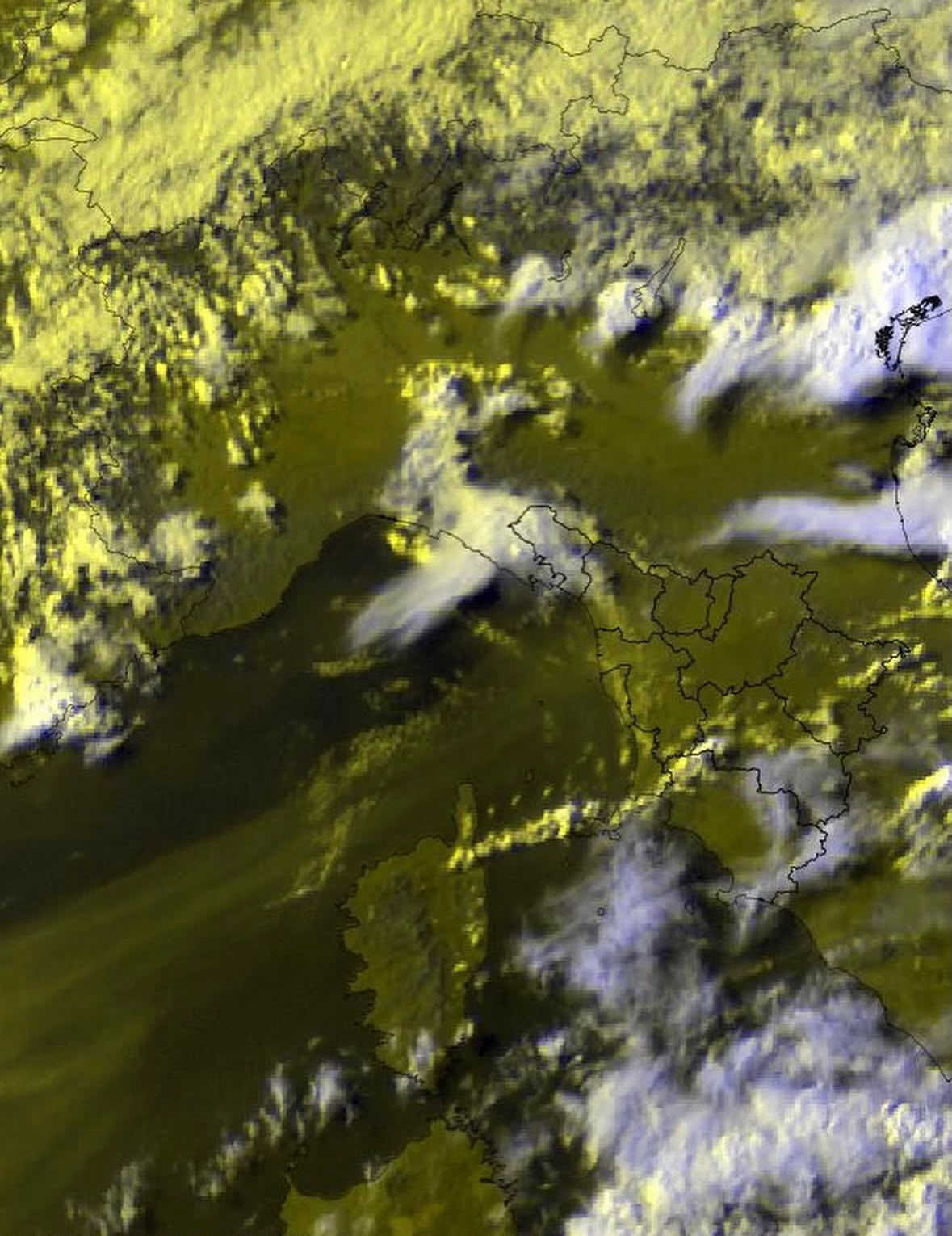 L'immagine dei fumi degli incendi di Francia e Spagna nei cieli sopra la Toscana /Foto LaMMA Toscana e Eumetsat