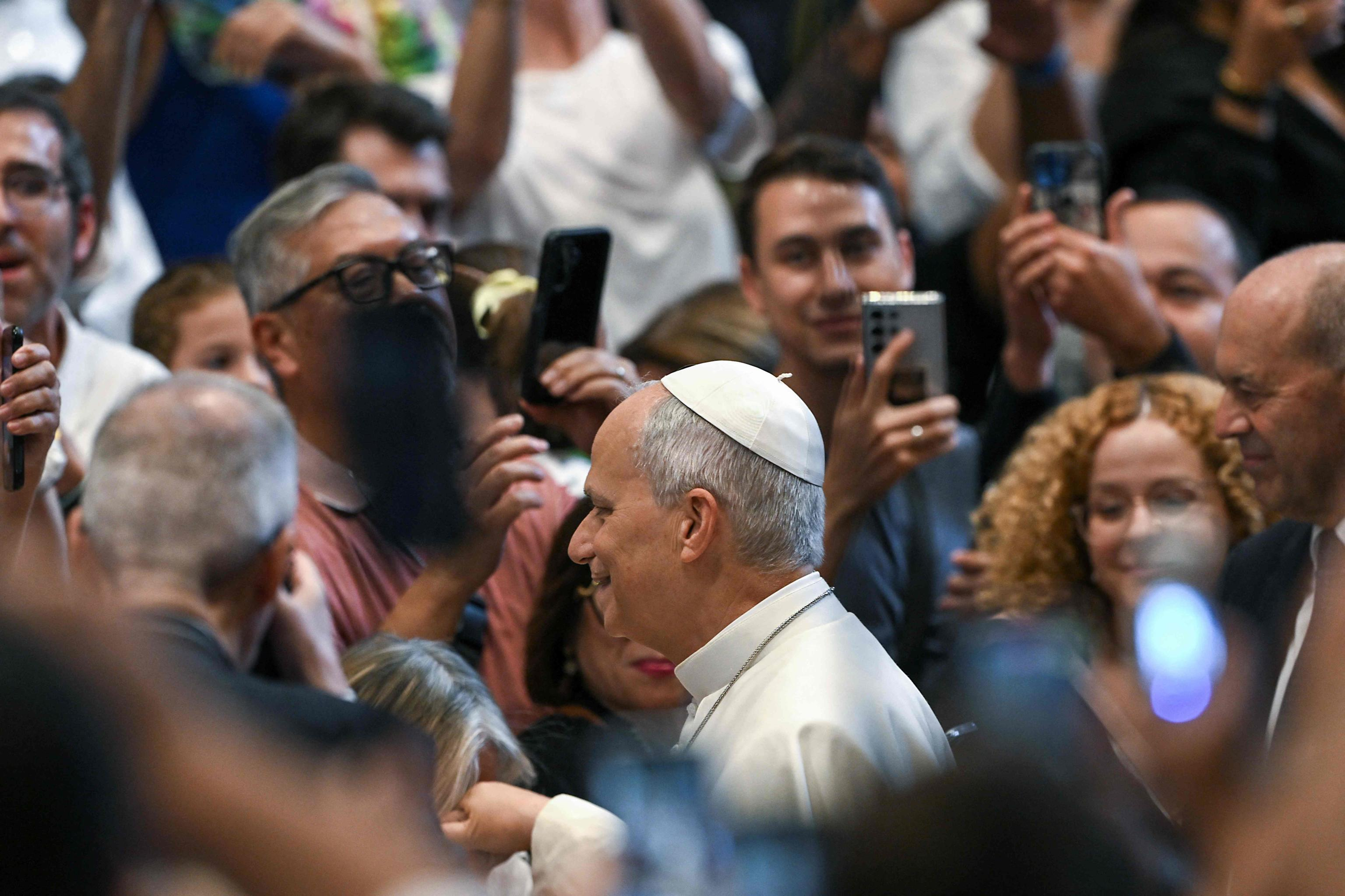 Leone XIV saluta i pellegrini nella Basilica di San Pietro prima dell'inizio dell'udienza generale, 12 aogsto 2026 - (AFP/Andreas SOLARO)