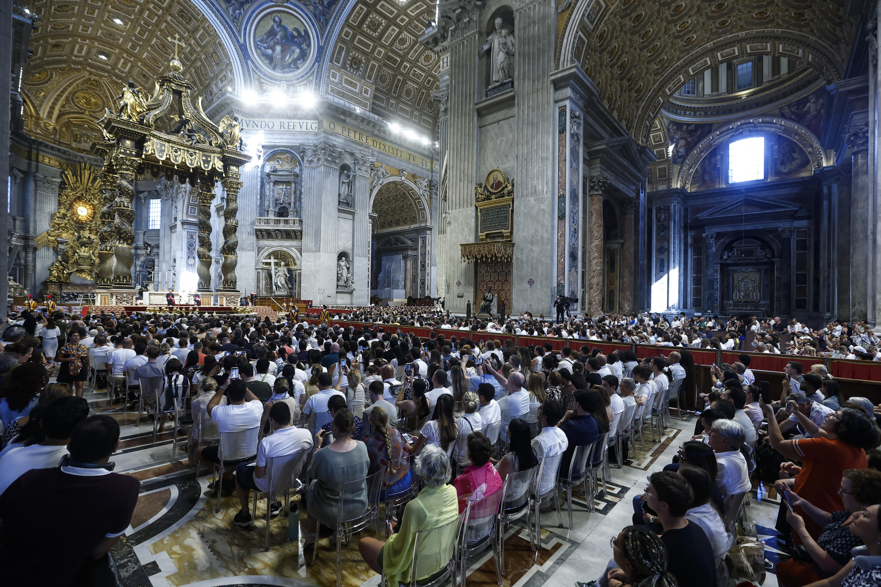 I fedeli nella Basilica di San Pietro per l'udienza generale, 12 agosto 2026 - (ANSA/ANGELO CARCONI)