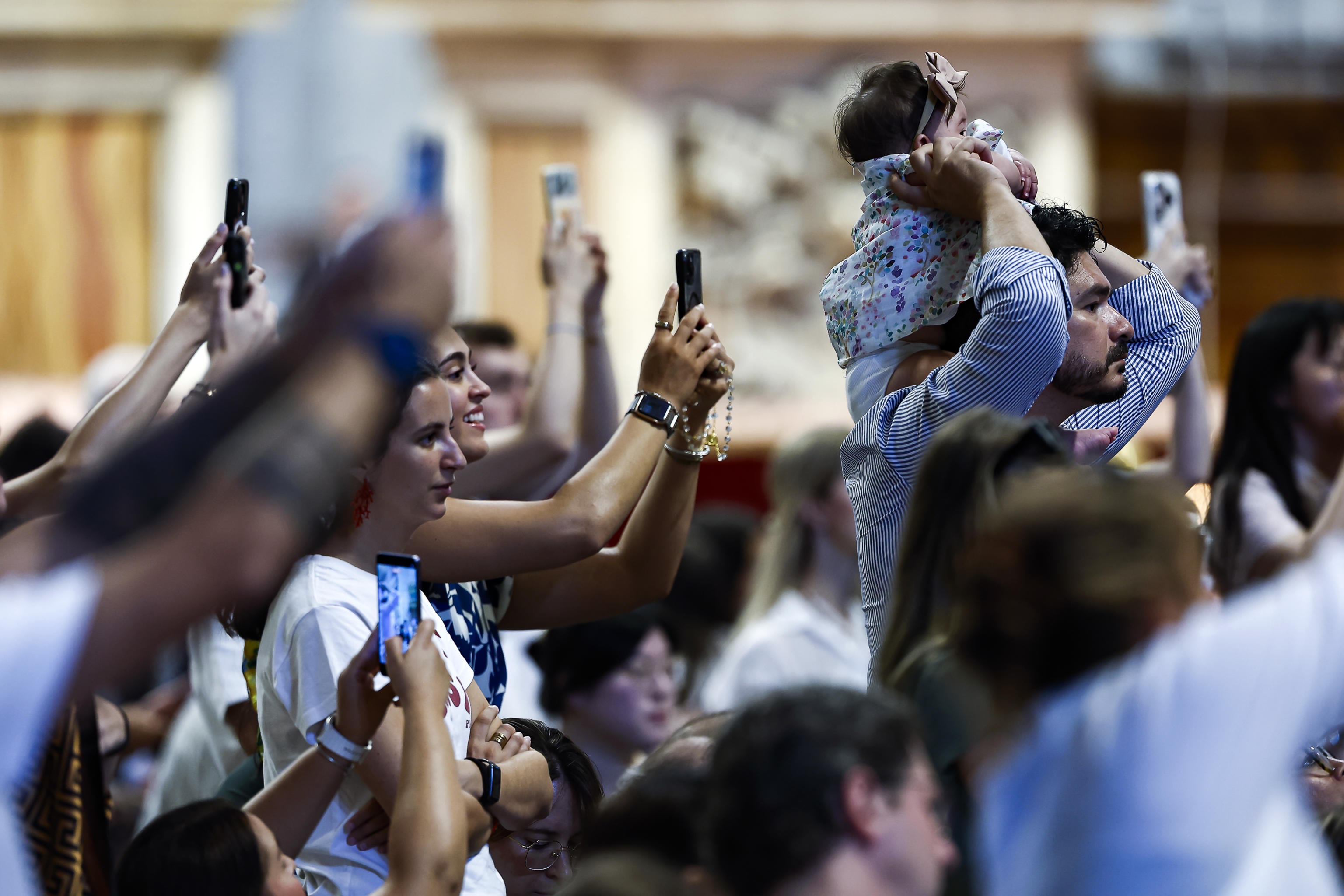 Fedeli nella Basilica di San Pietro per l'udienza generale con papa Leone XIV, 12 agosto 2026 - (ANSA/ANGELO CARCONI)