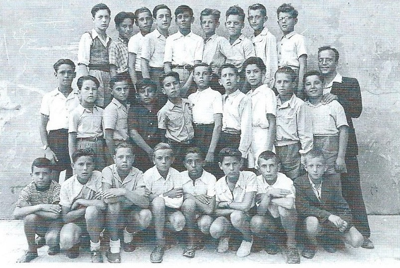 Claudio Bronzin, il sesto da sinistra nella seconda fila, in una foto scattata nel 1946 quando frequentava la prima media