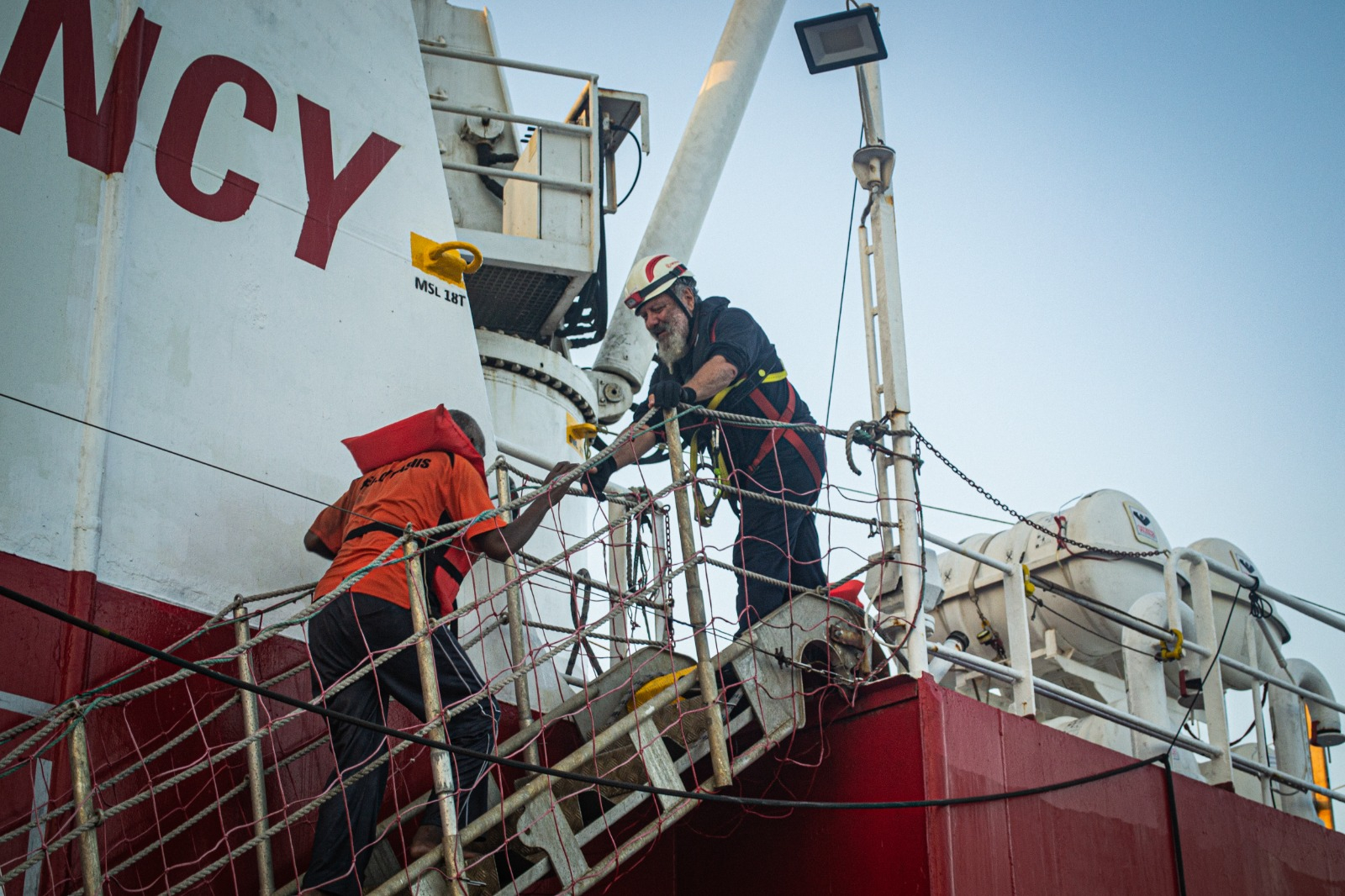 Il salvataggio in mare delle 50 persone migranti da parte della nave "Life support" di Emergency / Emergency (Michele Bertelli)