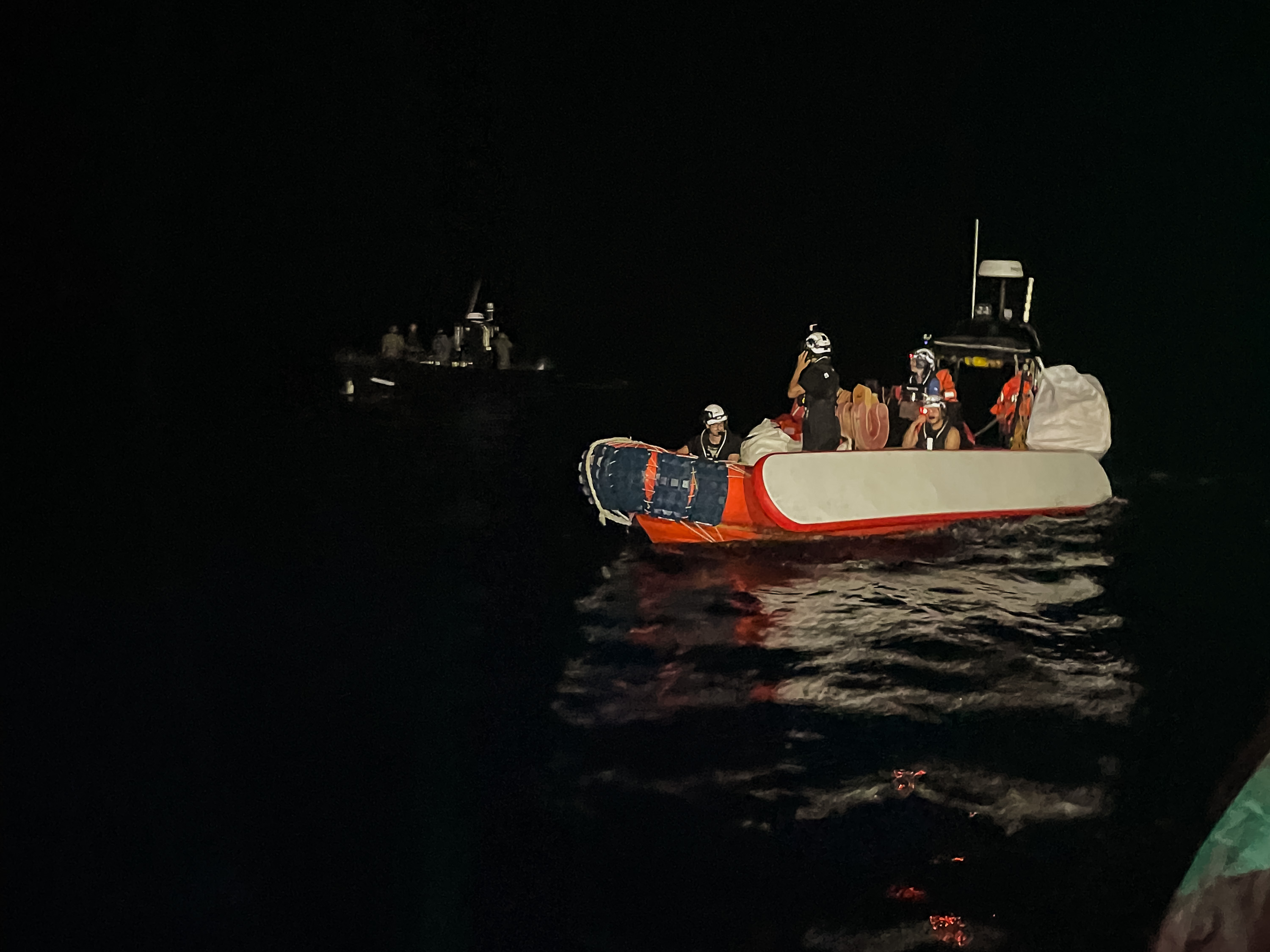 I soccorritori della ong Sea-Watch di fronte a un gruppo non identificato di persone armate nel Mediterraneo / Sea-Watch