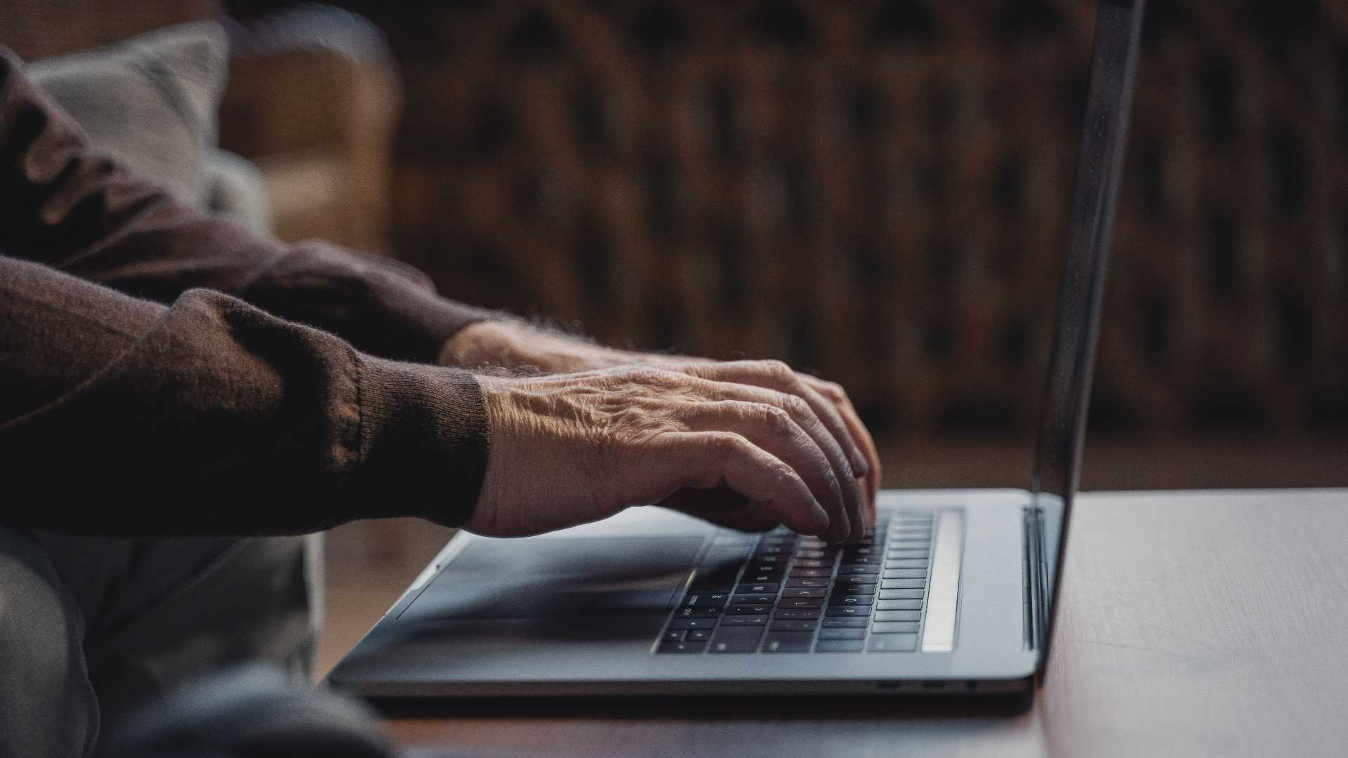 Sanità, banche, servizi: come la rivoluzione digitale ha escluso gli anziani