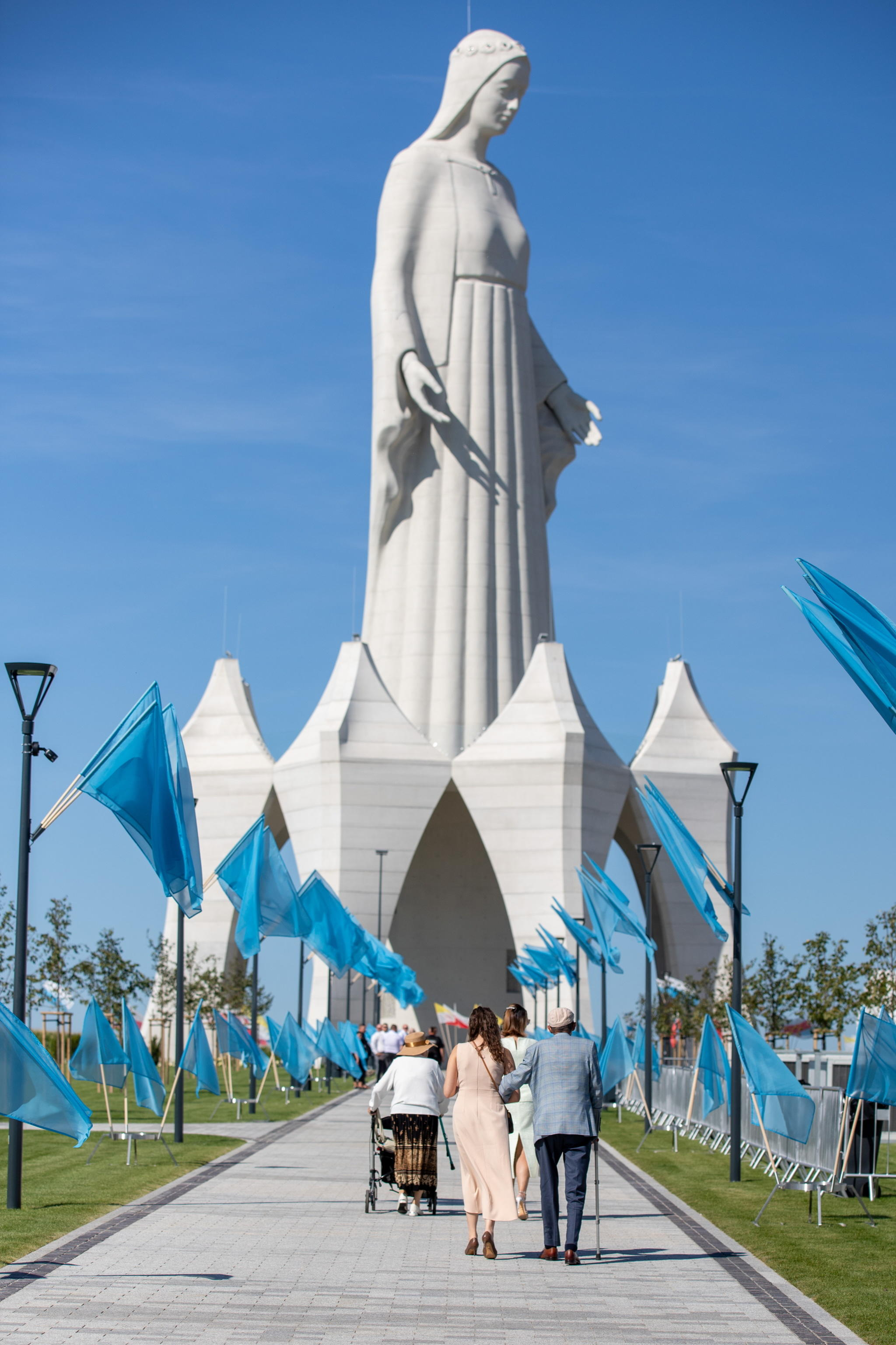 Un'altra immagine della statua della Madonna a Konotopie