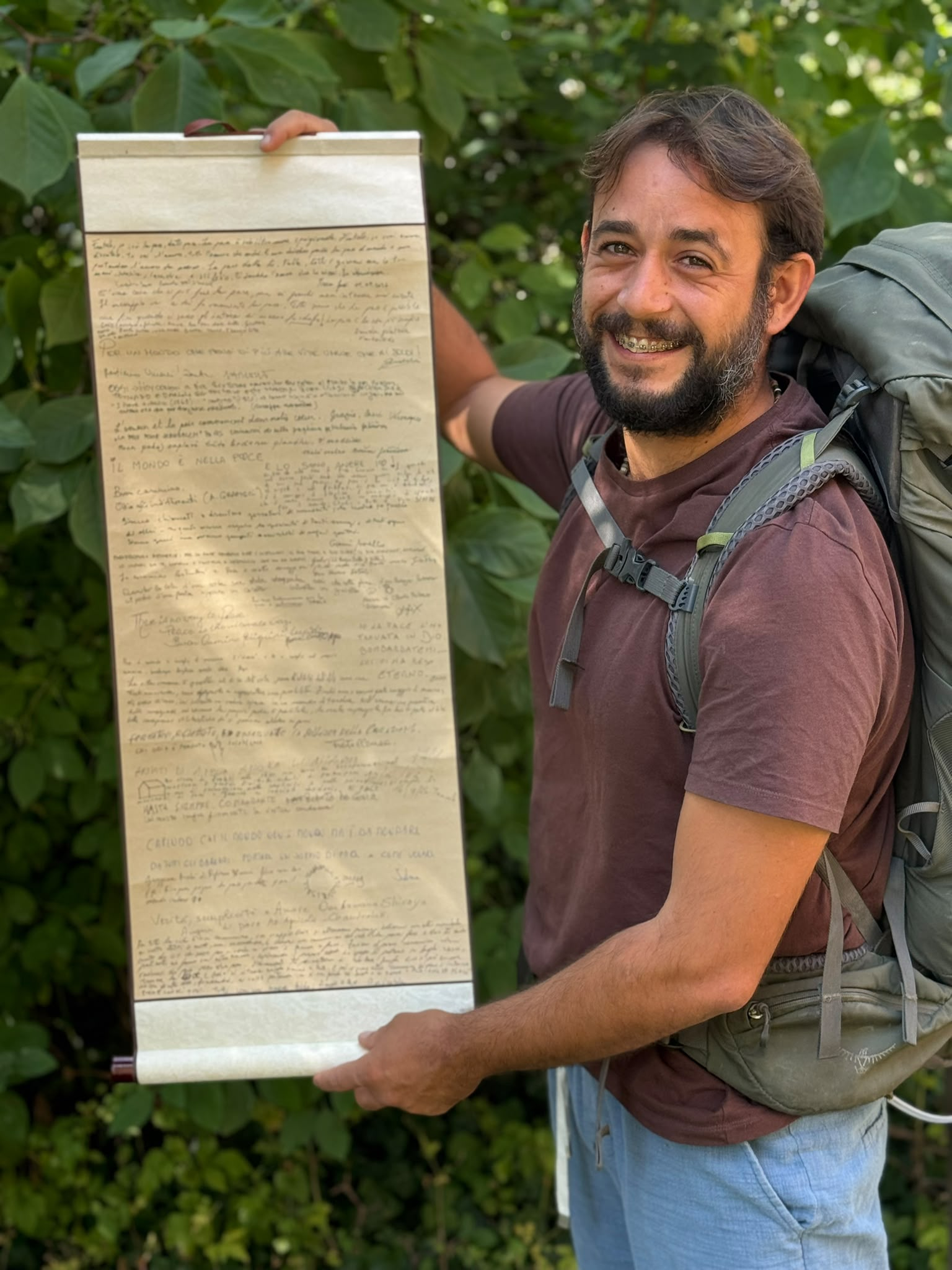 La pergamena con i "pensieri di pace" raccolti lungo il cammino