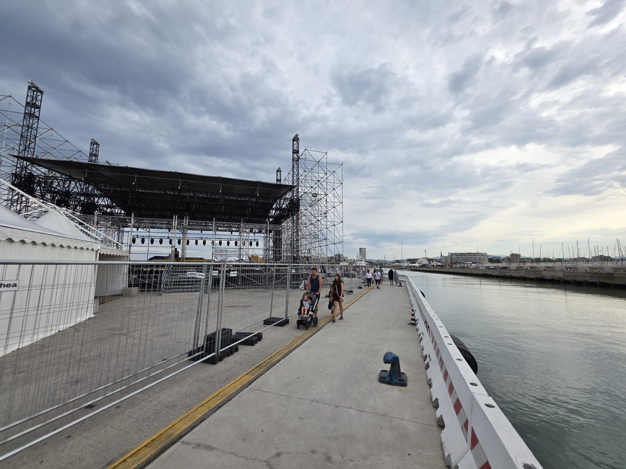 L'allestimento del palco per la Messa presieduta dal Papa nel porto di Rimini