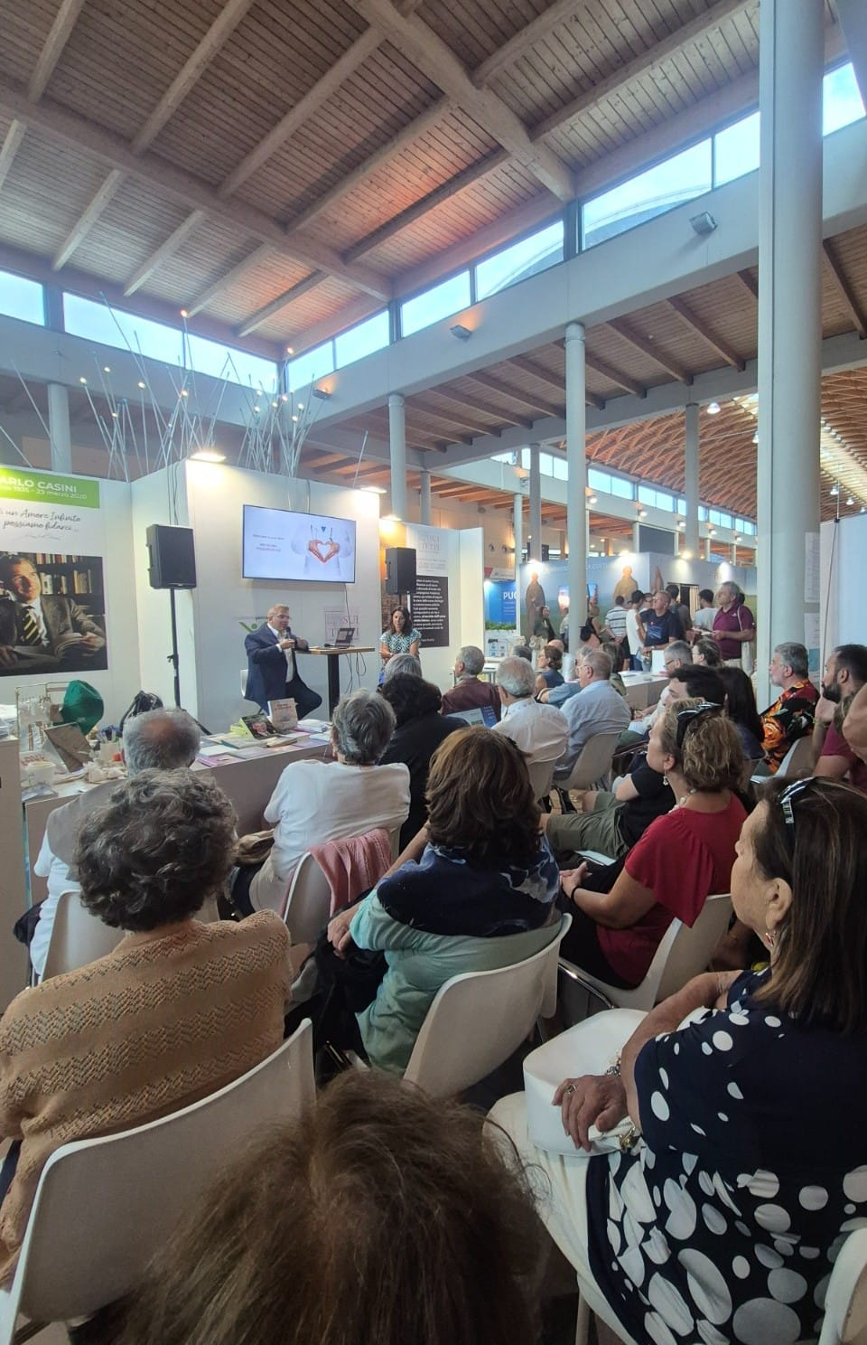 Un incontro allo stand durante il Meeting 2025