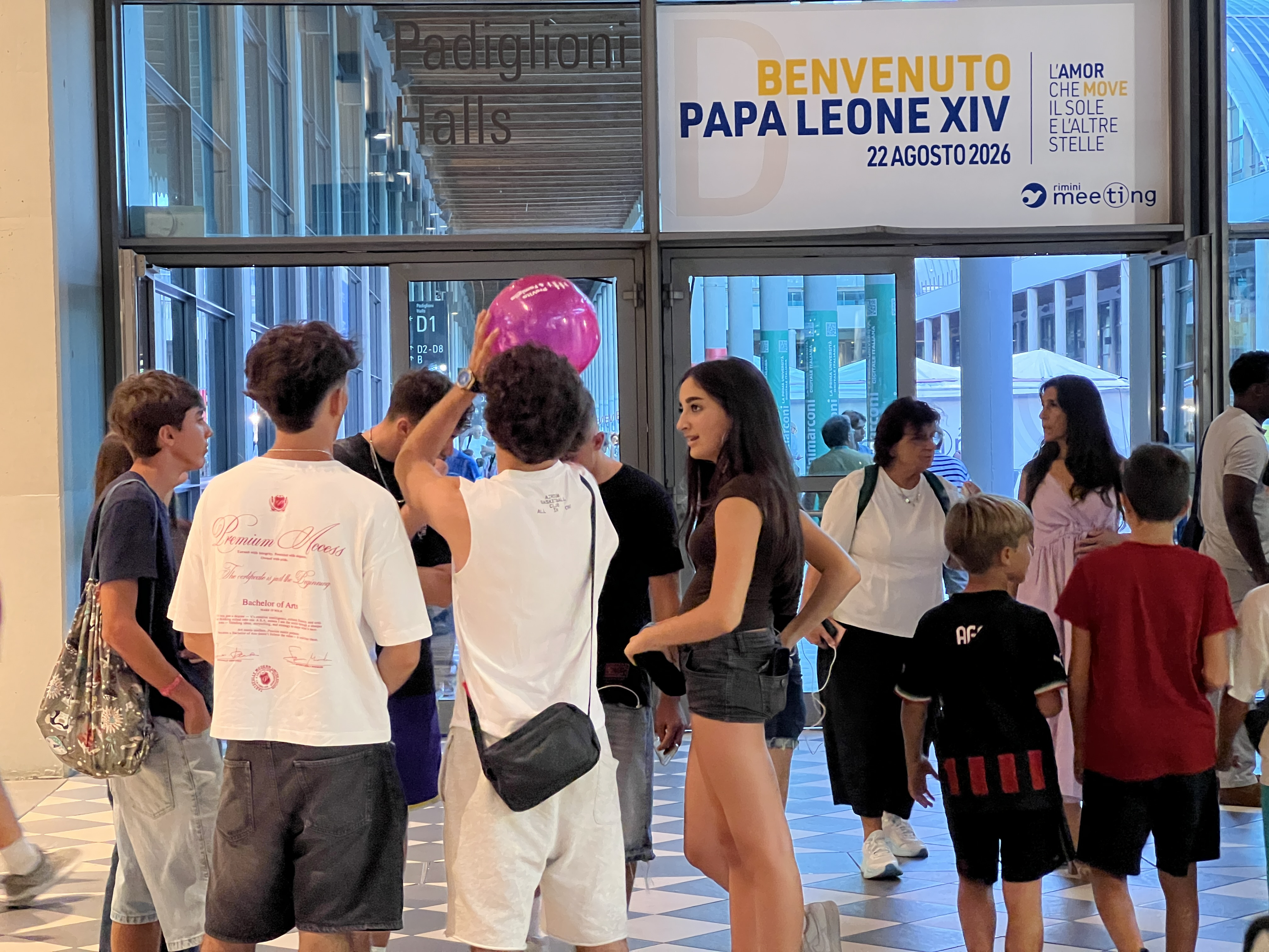 L'attesa alla Fiera di Rimini per la visita di papa Leone XIV al Meeting di Cl / Avvenire