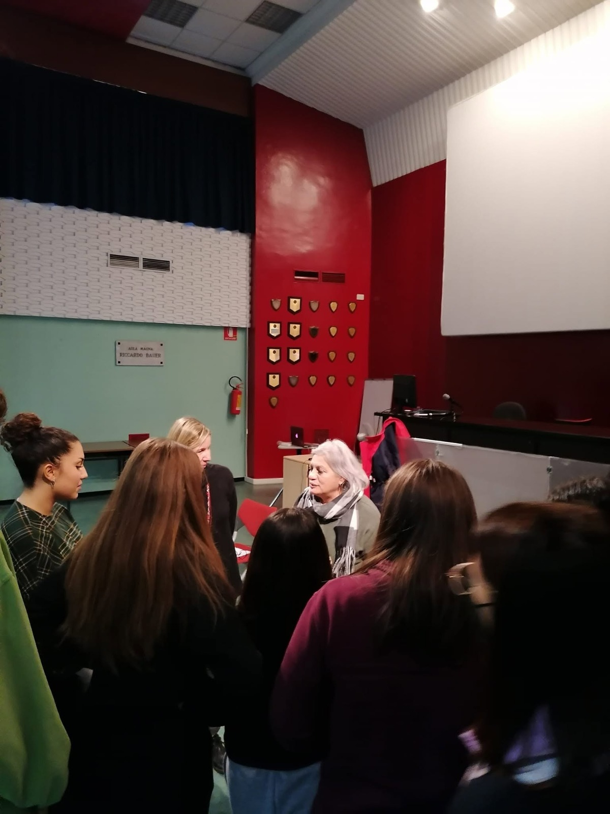 Maria Teresa con i ragazzi, dopo una replica dello spettacolo che racconta la vicenda della figlia