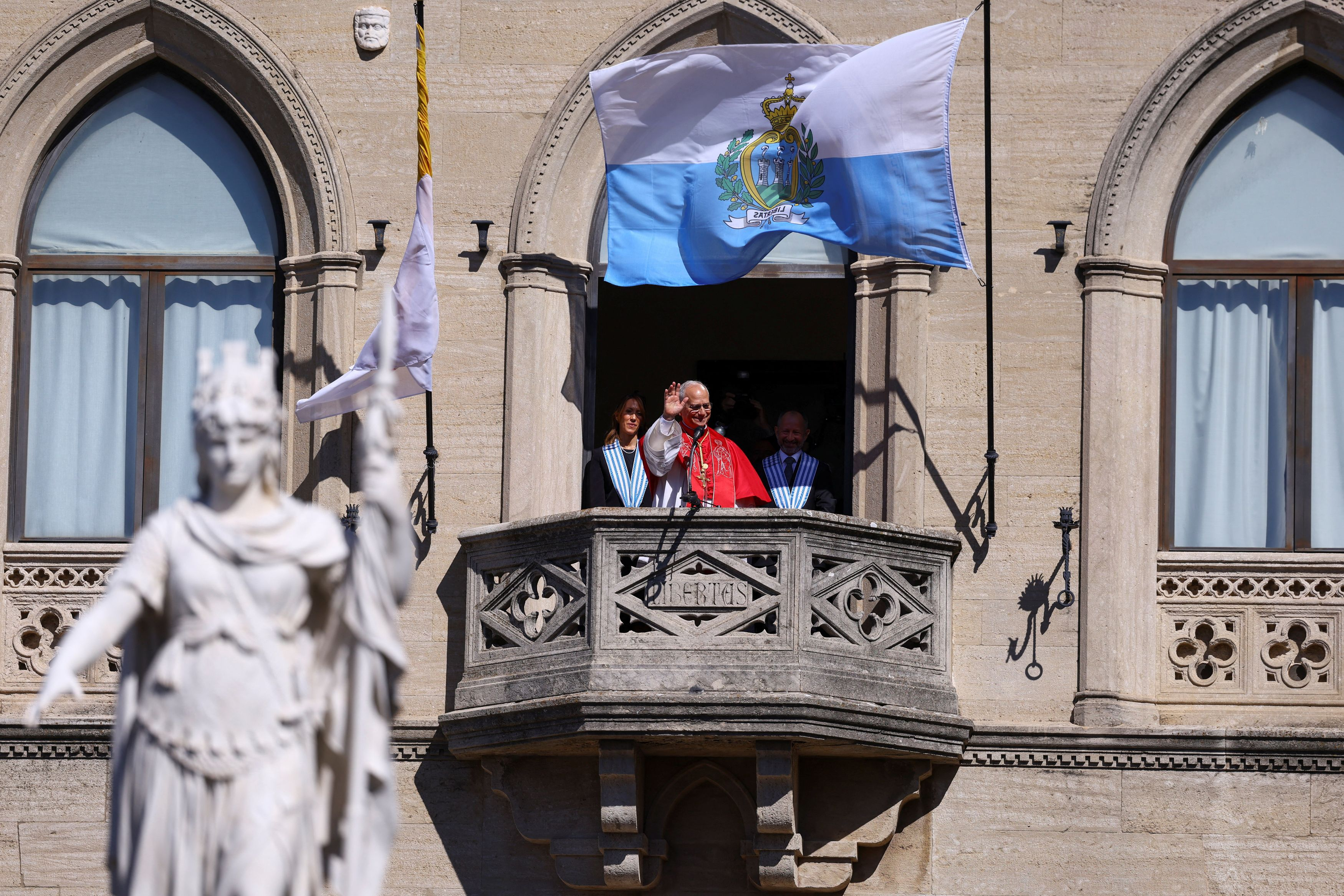 Il Papa si affaccia dal Palazzo pubblico di San Marino per salutare la folla / REUTERS
