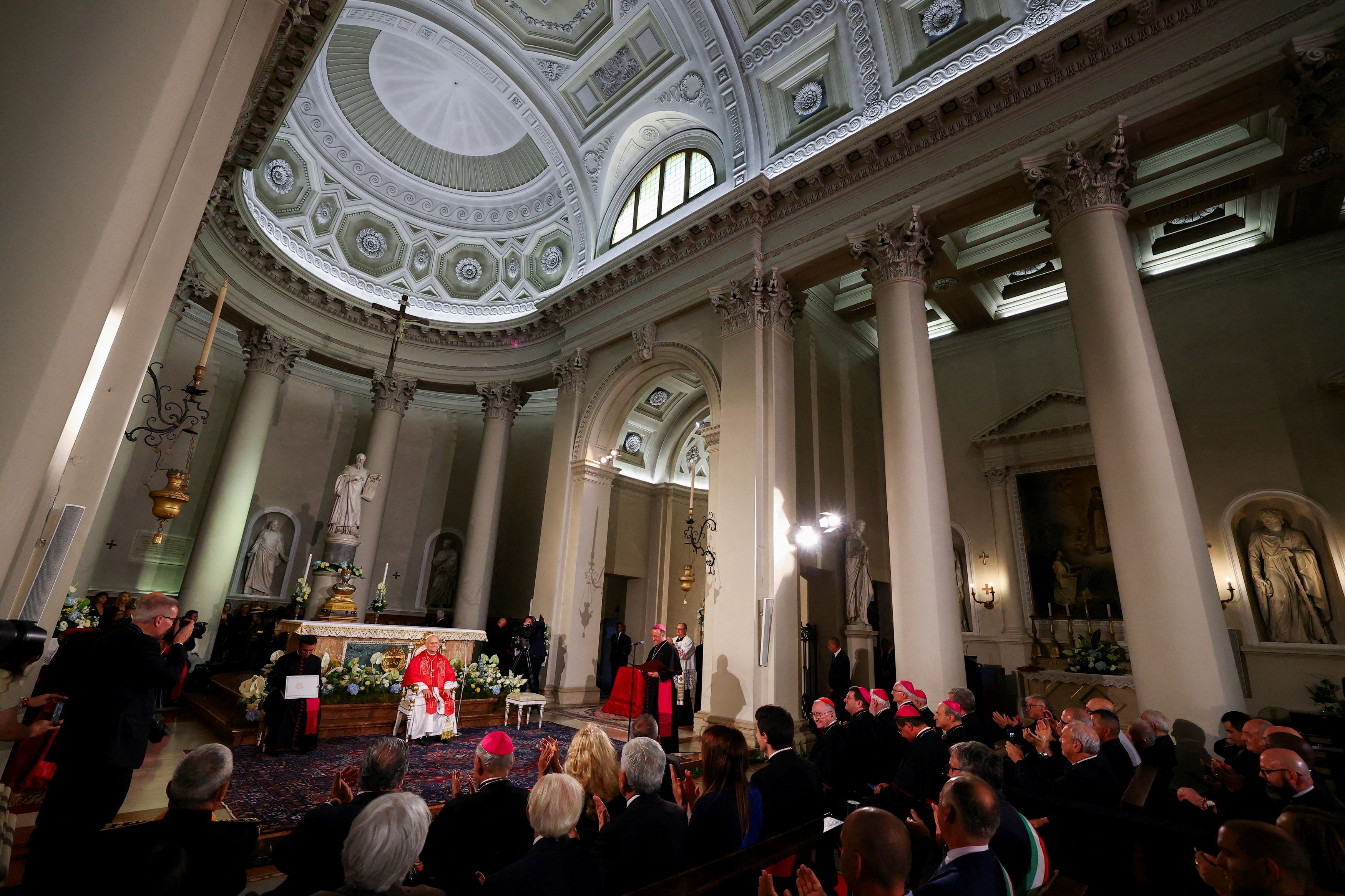 Papa Leone XIV nella Basilica di San Marino per l'incontro con la comunità ecclesiale / REUTERS