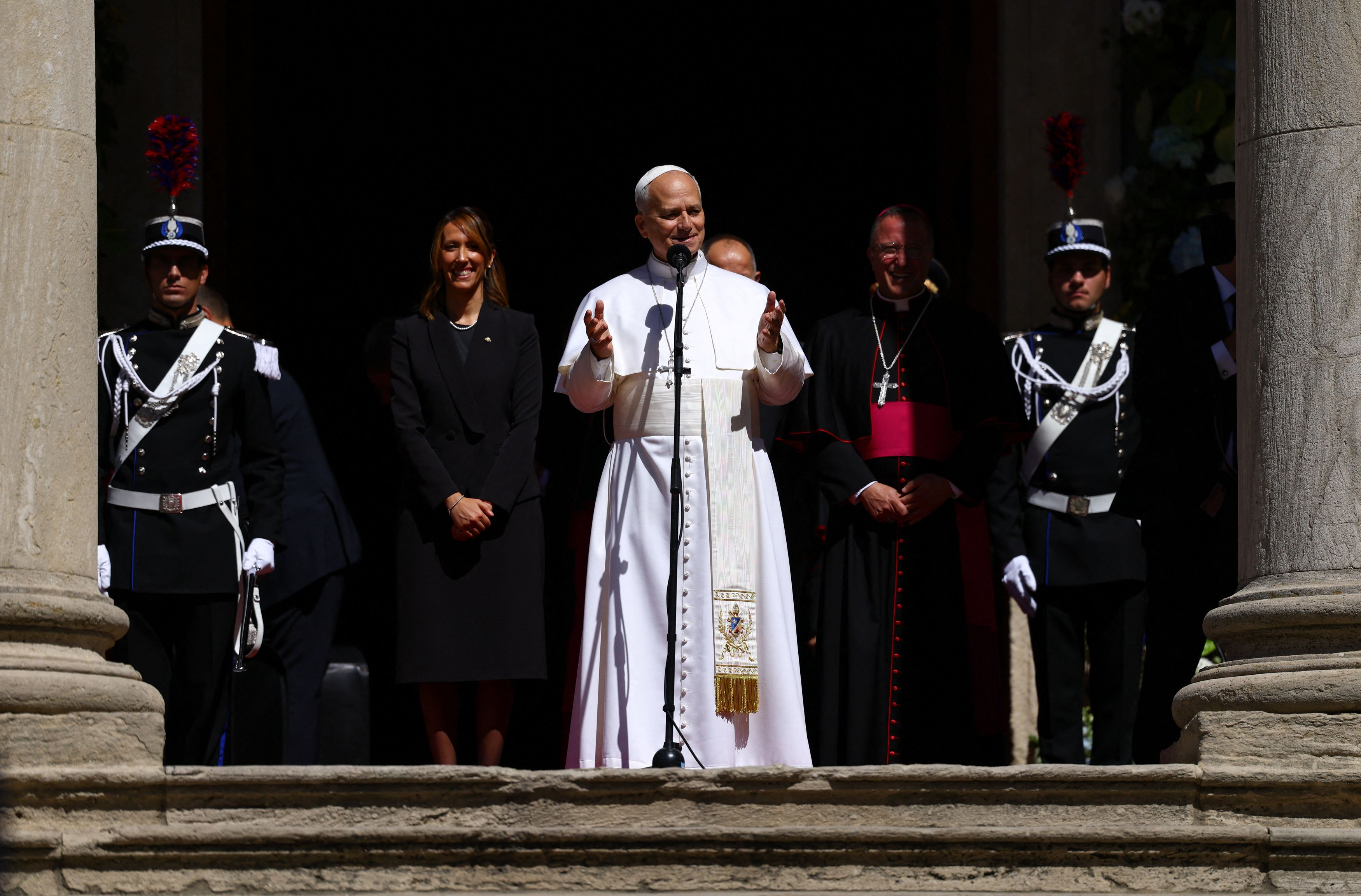 Il Papa saluta a braccio i giovani sul sagrato della Basilica di San Marino / REUTERS