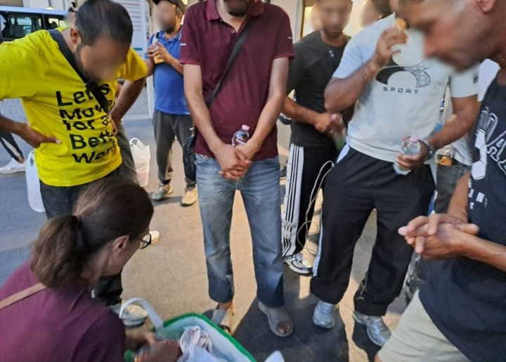 Alcune persone migranti in attesa di un pasto a Udine / Ospiti in arrivo