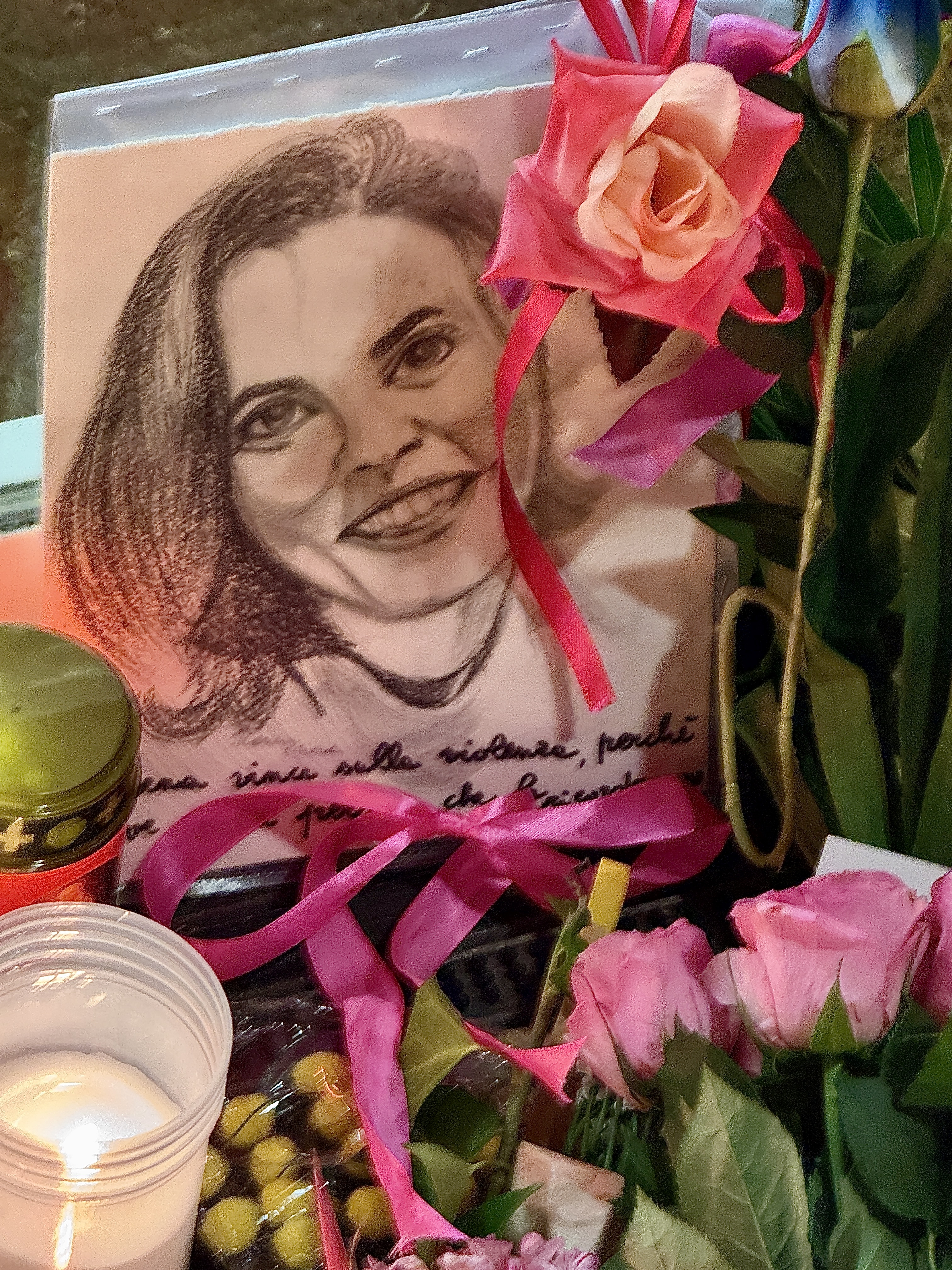 Un ritratto di Lorena sorridente, tantissimi fiori e messaggi: così Firenze ha ricordato la donna vittima di un assurdo femminicidio 