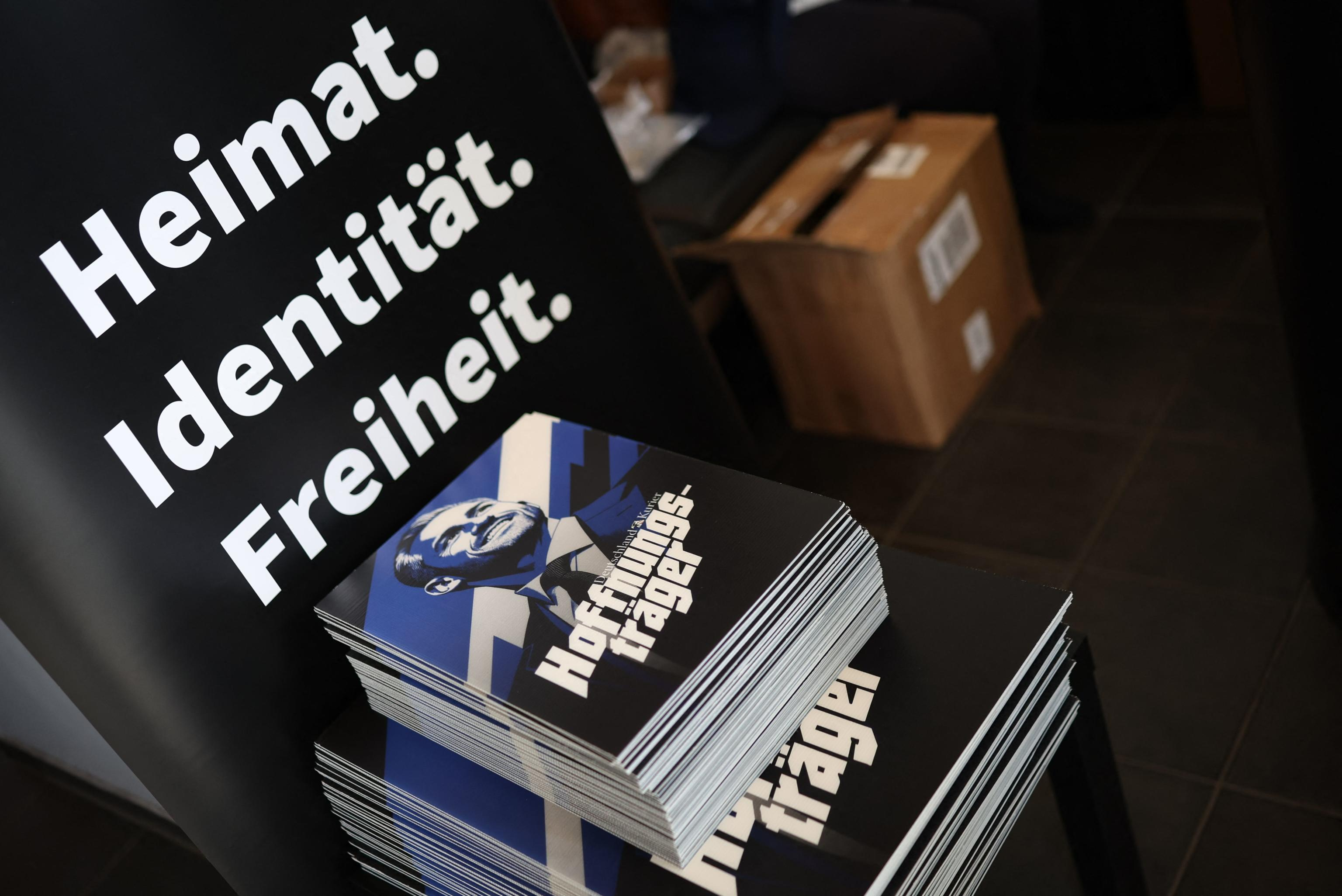 Un volantino raffigurante Ulrich Siegmund, capolista dell’AfD alle elezioni regionali in Sassonia-Anhalt, con la scritta «Portatore di speranza», durante la festa elettorale del partito ad Halle / AFP