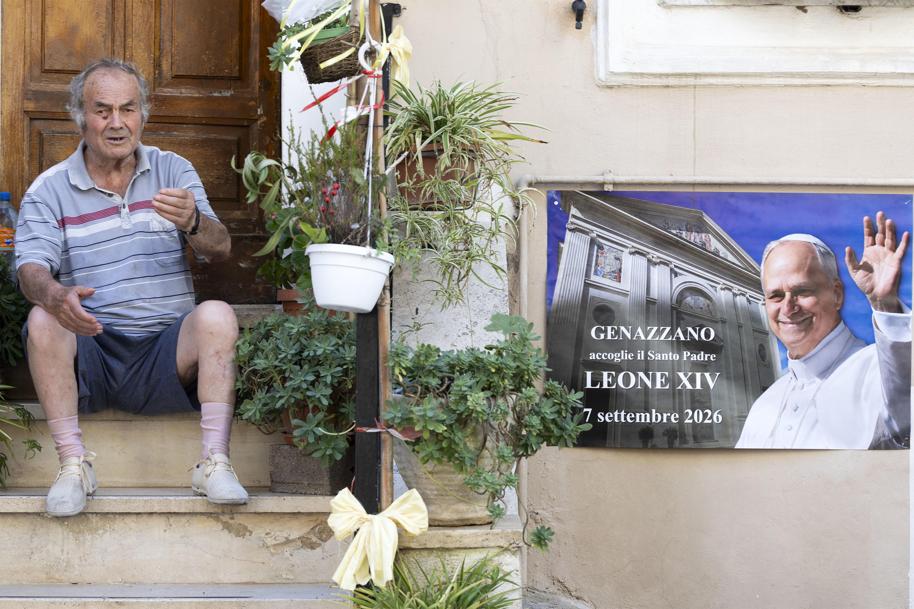 La gente di Genazzano dà il benvenuto a Leone XIV / ANSA