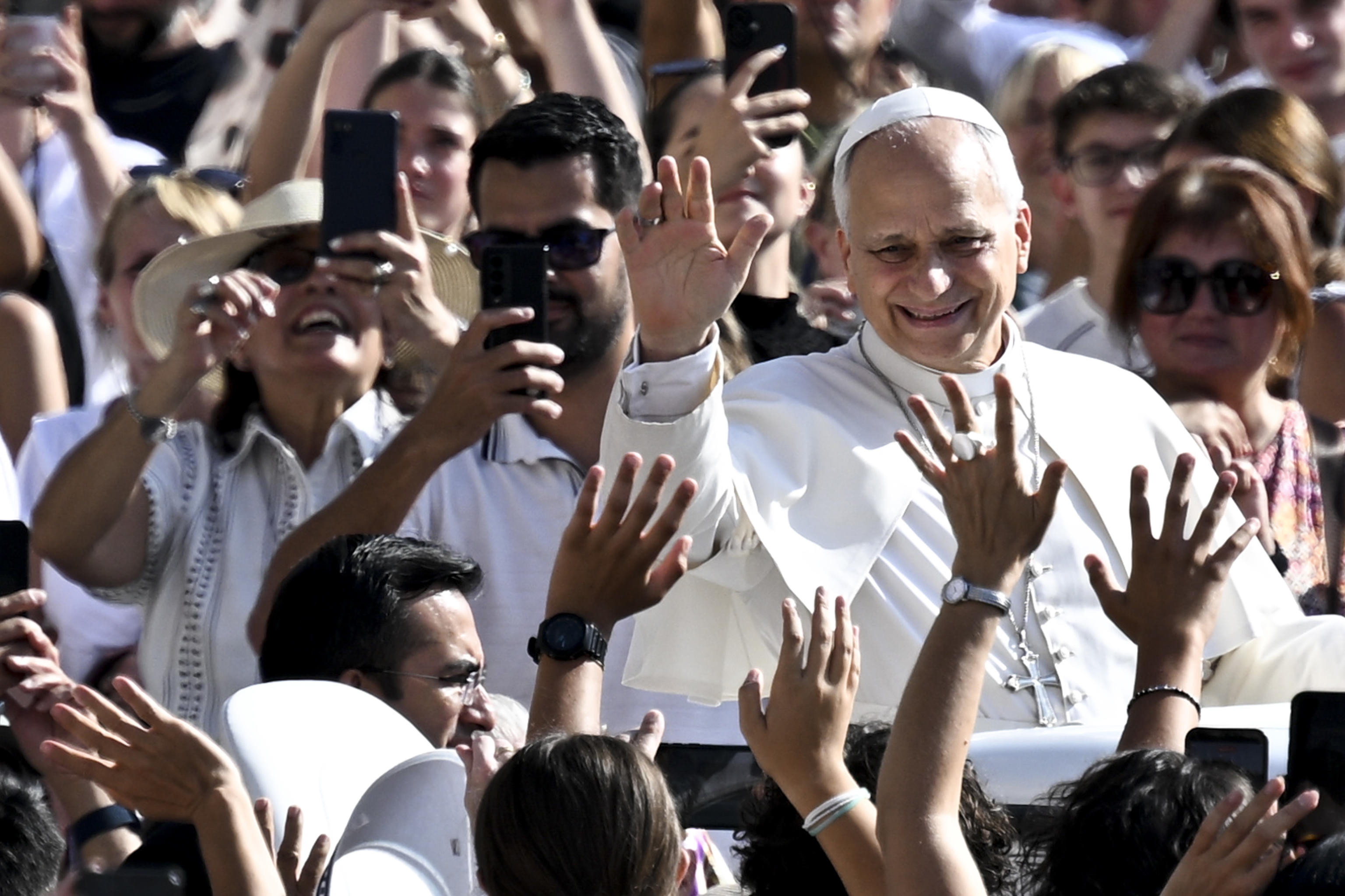 Papa Leone XIV saluta i fedeli prima dell'udienza generale in piazza San Pietro, 9 settembre 2026 - ANSA/RICCARDO ANTIMIANI