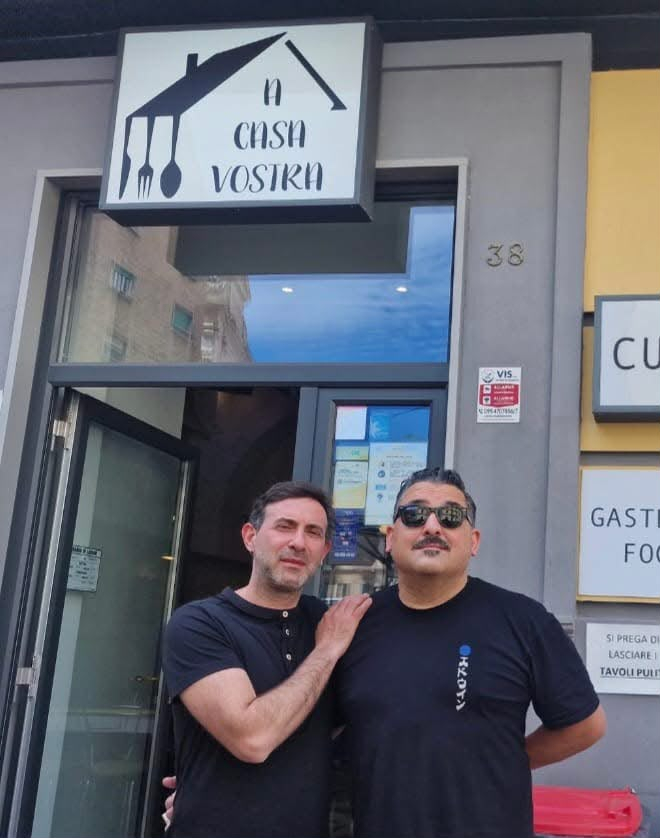 Da sinistra Marco Tomasicchio, titolare del locale, con il cantante Roy Paci