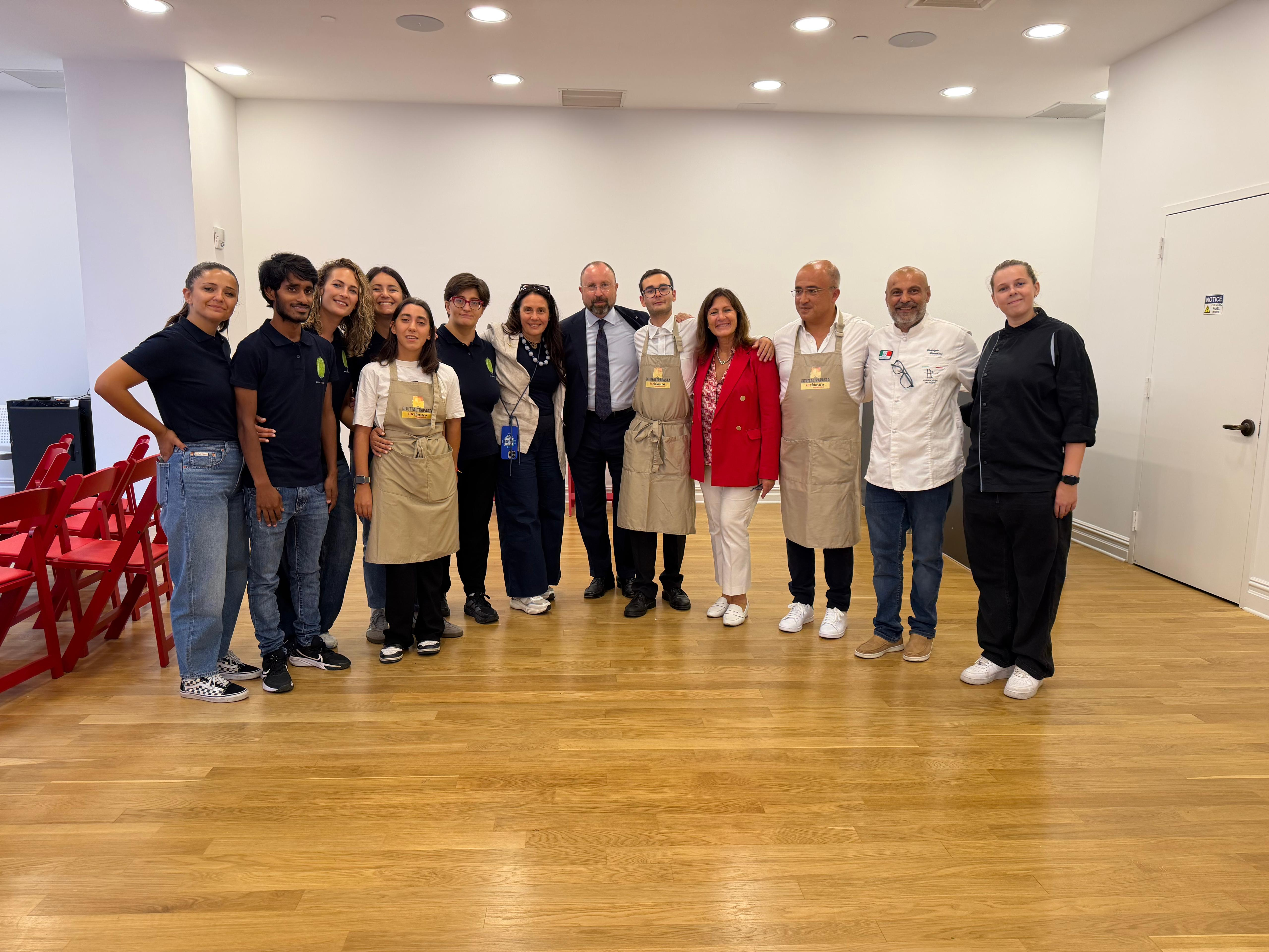 Lo Chef Fabrizio Facchini e i ragazzi delle associazioni L'Inchiostro e Openhouse / foto Ministero per le Disabilità