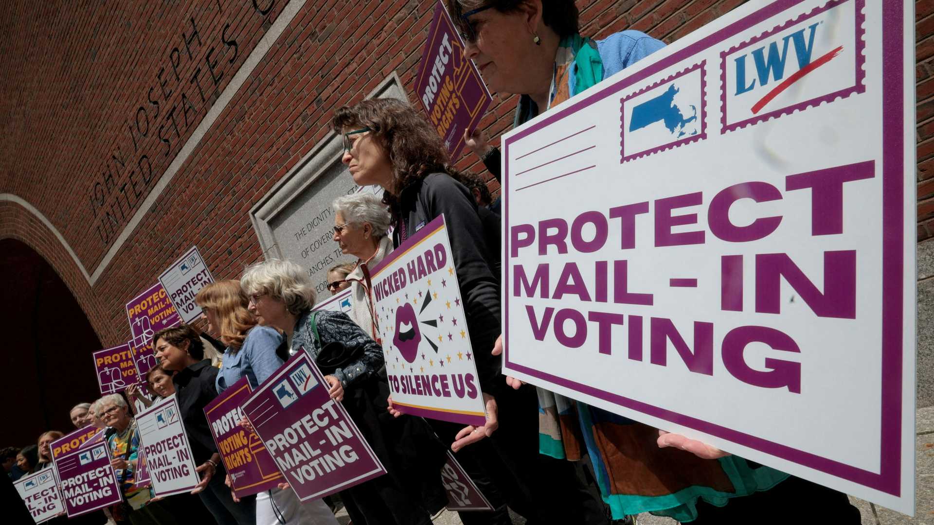 Sul voto postale per il midterm, Trump attacca la Corte Suprema