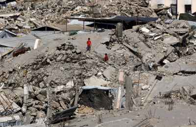 Giovani palestinesi fra le macerie del campo profughi di Jabalia, nel nord della Striscia/ Reuters