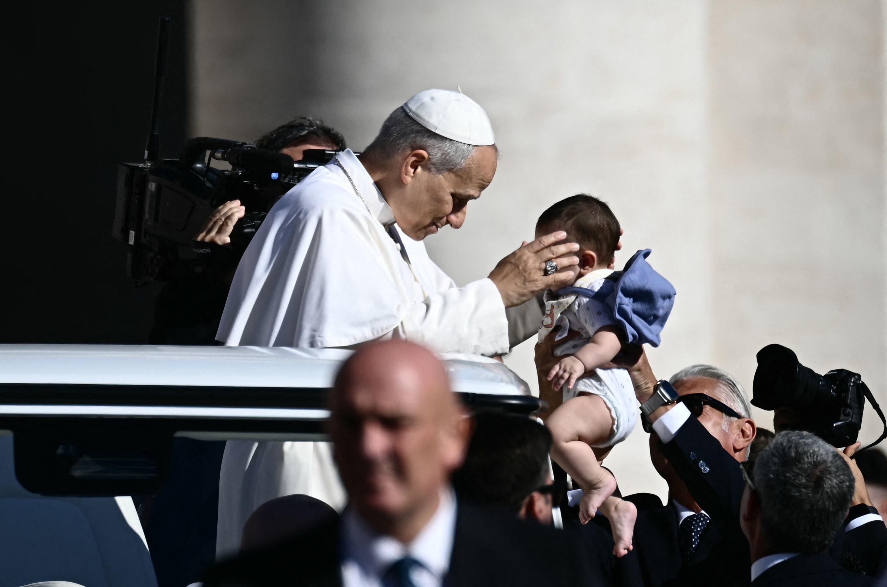 Papa Leone XIV benedice un bambino prima dell'udienza generale in piazza San Pietro, 16 settembre 2026 - Filippo MONTEFORTE / AFP