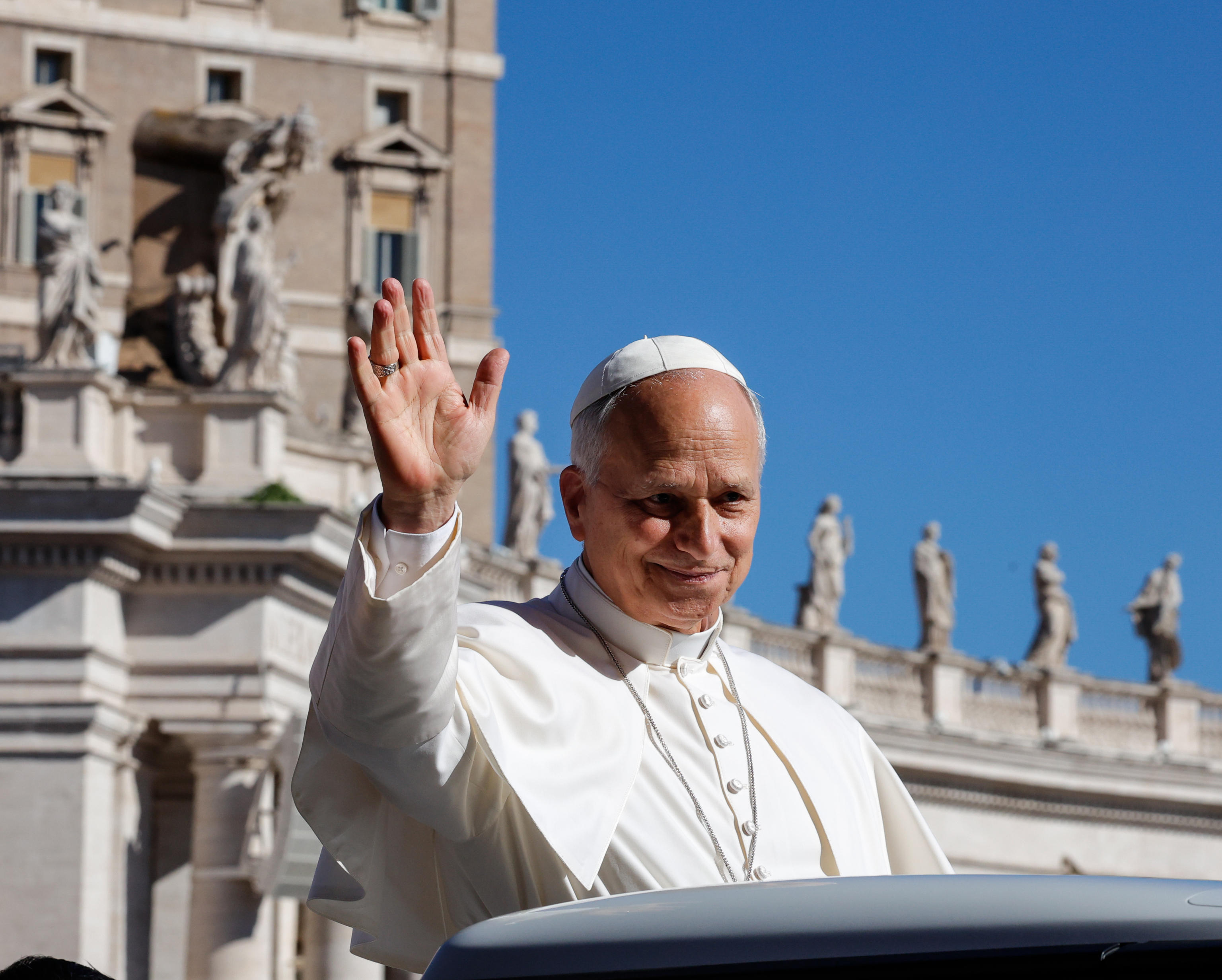 Papa Leone XIV saluta i fedeli in piazza San Pietro per l'udienza, 16 settemrbe 2026 - ANSA/GIUSEPPE LAMI