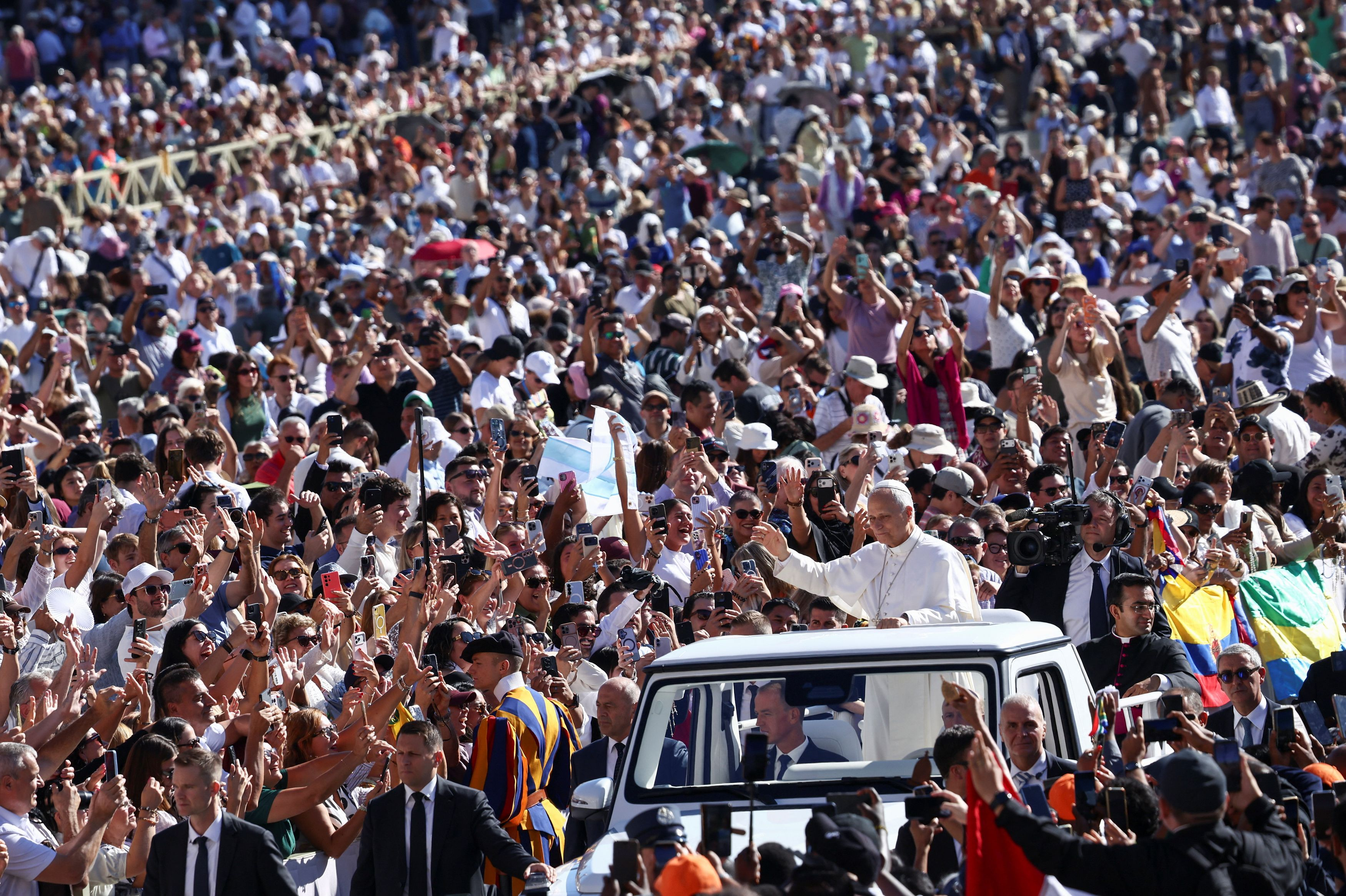 Papa Leone XIV saluta i fedeli in piazza San Pietro prima dell'udienza generale, 16 settembre 2026 - REUTERS/Guglielmo Mangiapane