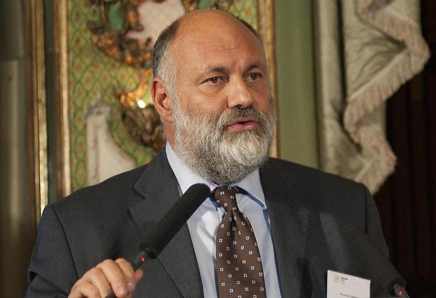 Riccardo Valentini, fisico e climatologo è professore presso l'Università della Tuscia. Premiato nel 2007 con il Premio Nobel per la Pace come membro del Consiglio dell'IPCC 
