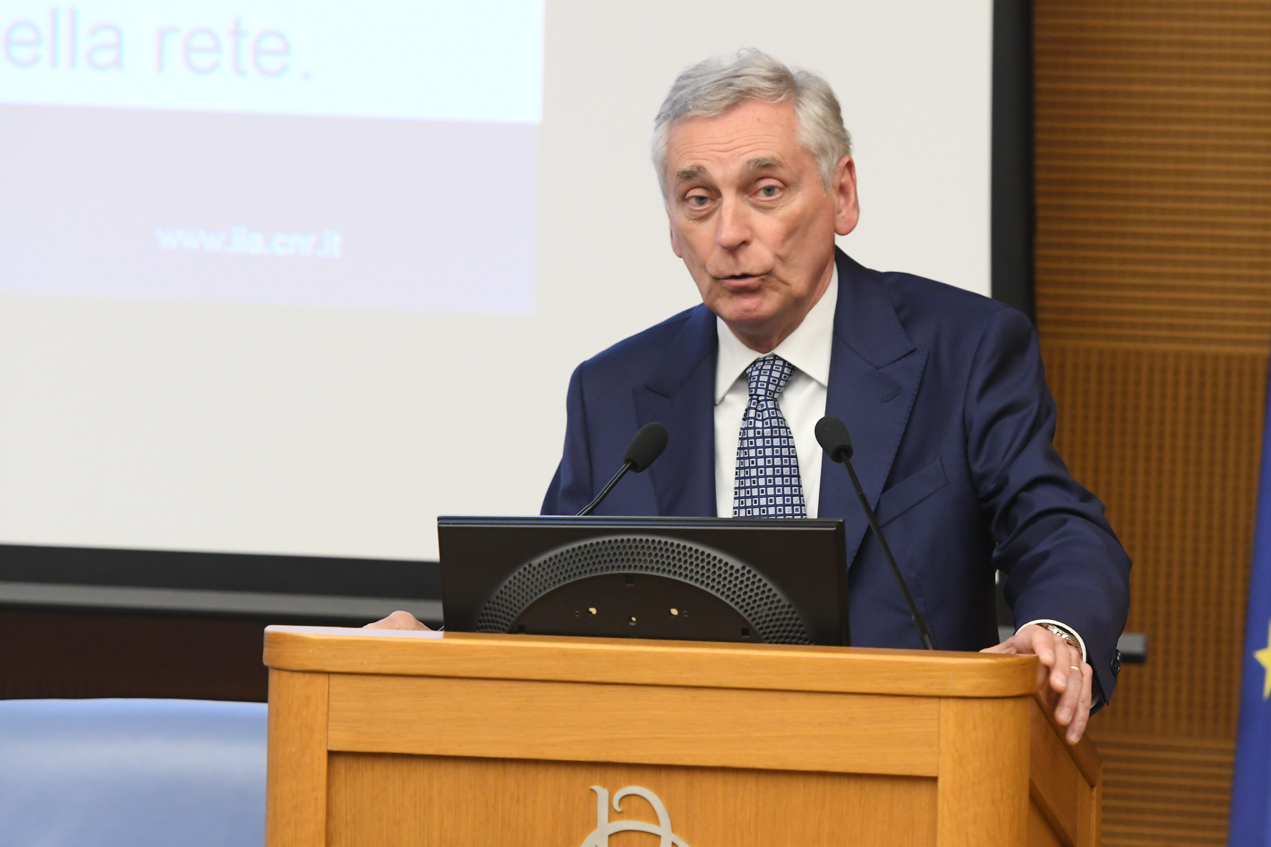 Antonello Pasini è primo ricercatore presso l’Istituto di Tecnologie e Intelligenza ambientale del Consiglio Nazionale delle Ricerche