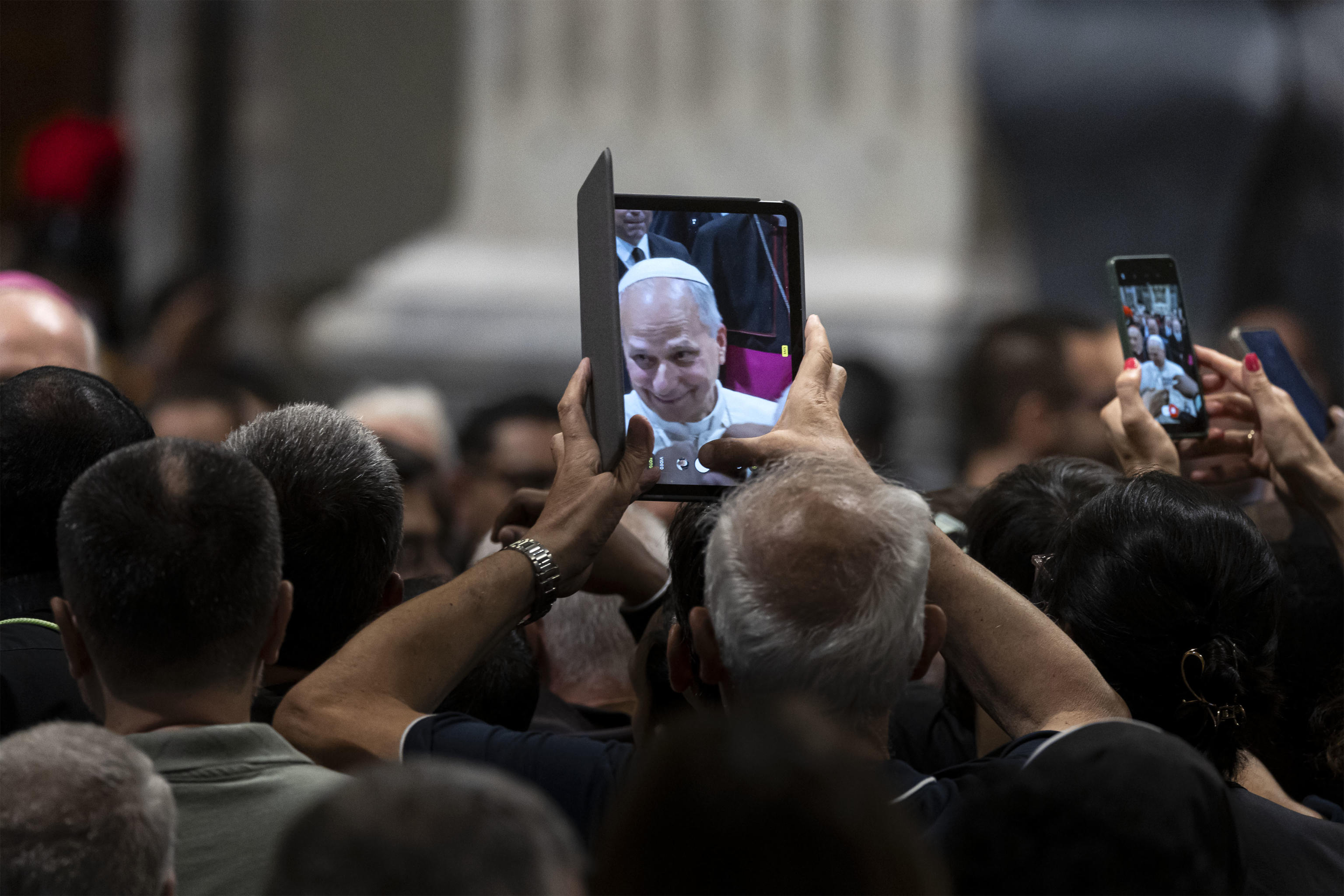 Alcuni fedeli nella Basilica di San Giovanni durante l'assemblea di inizio anno pastorale, 18 settembre 202 - ANSA/MASSIMO PERCOSSI