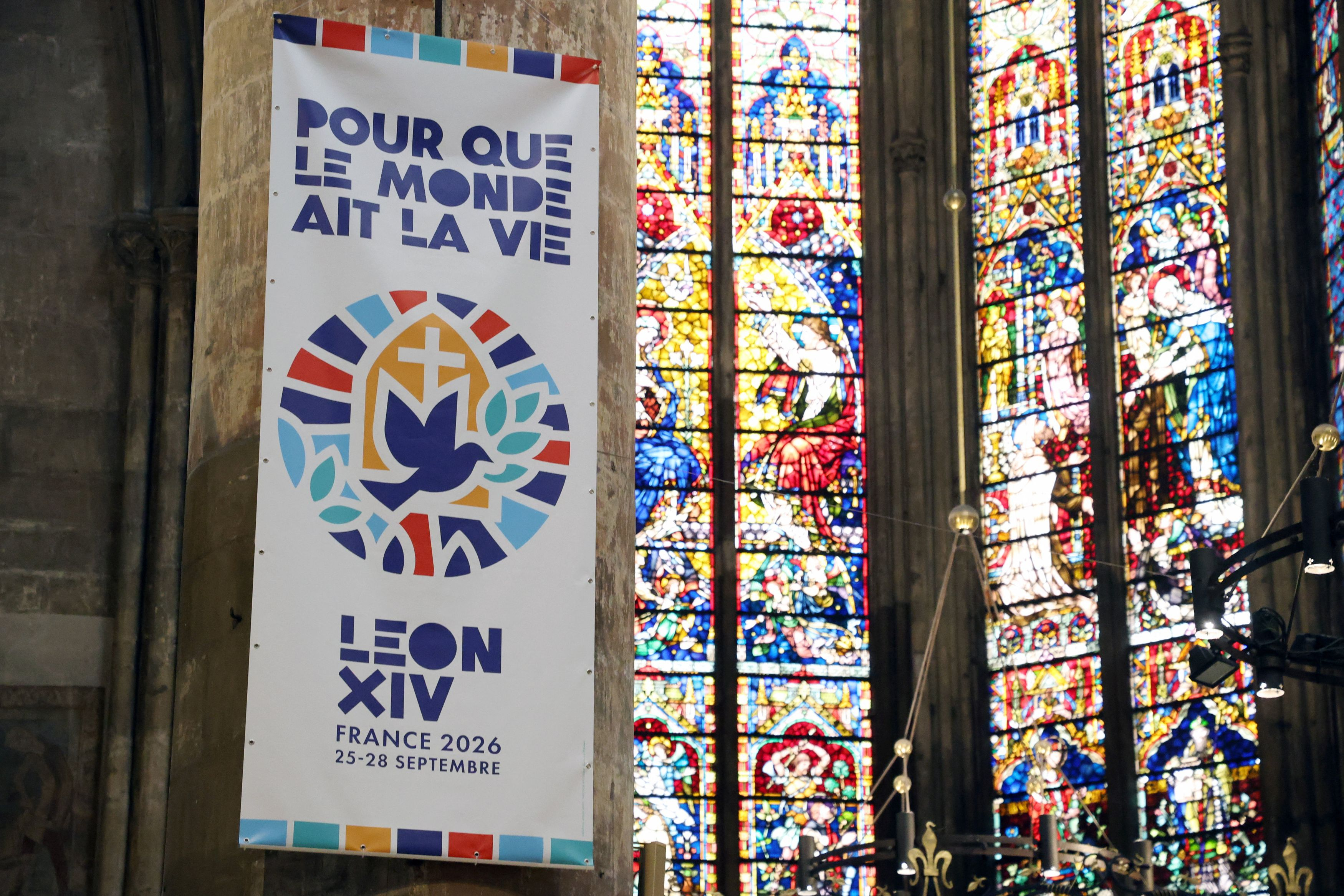 Un cartello della visita di Leone XIV nella Cattedrale di Metz / REUTERS