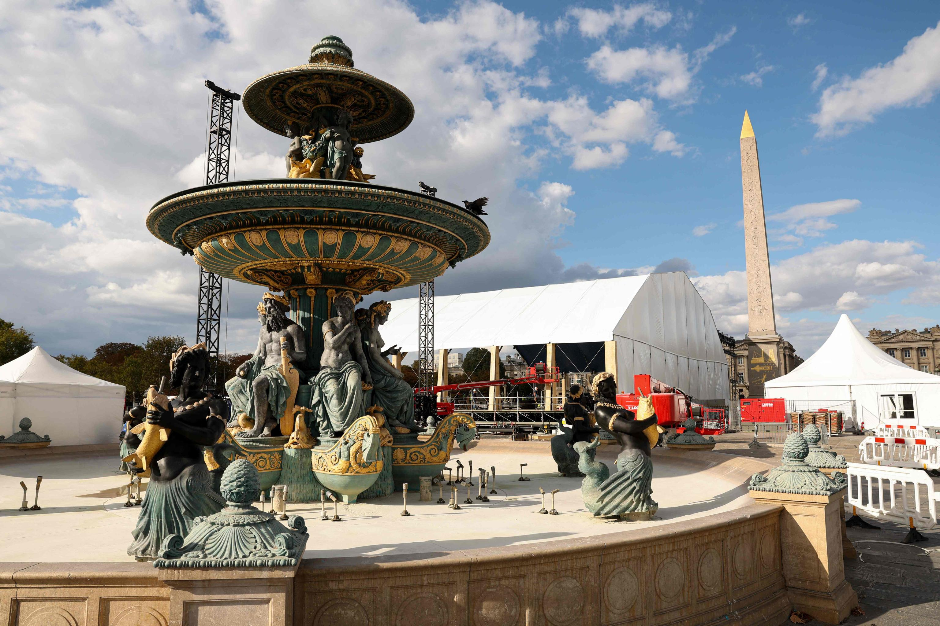 A Parigi l'allestimento del palco per la Messa con Leone XIV a Place de la Concorde / AFP