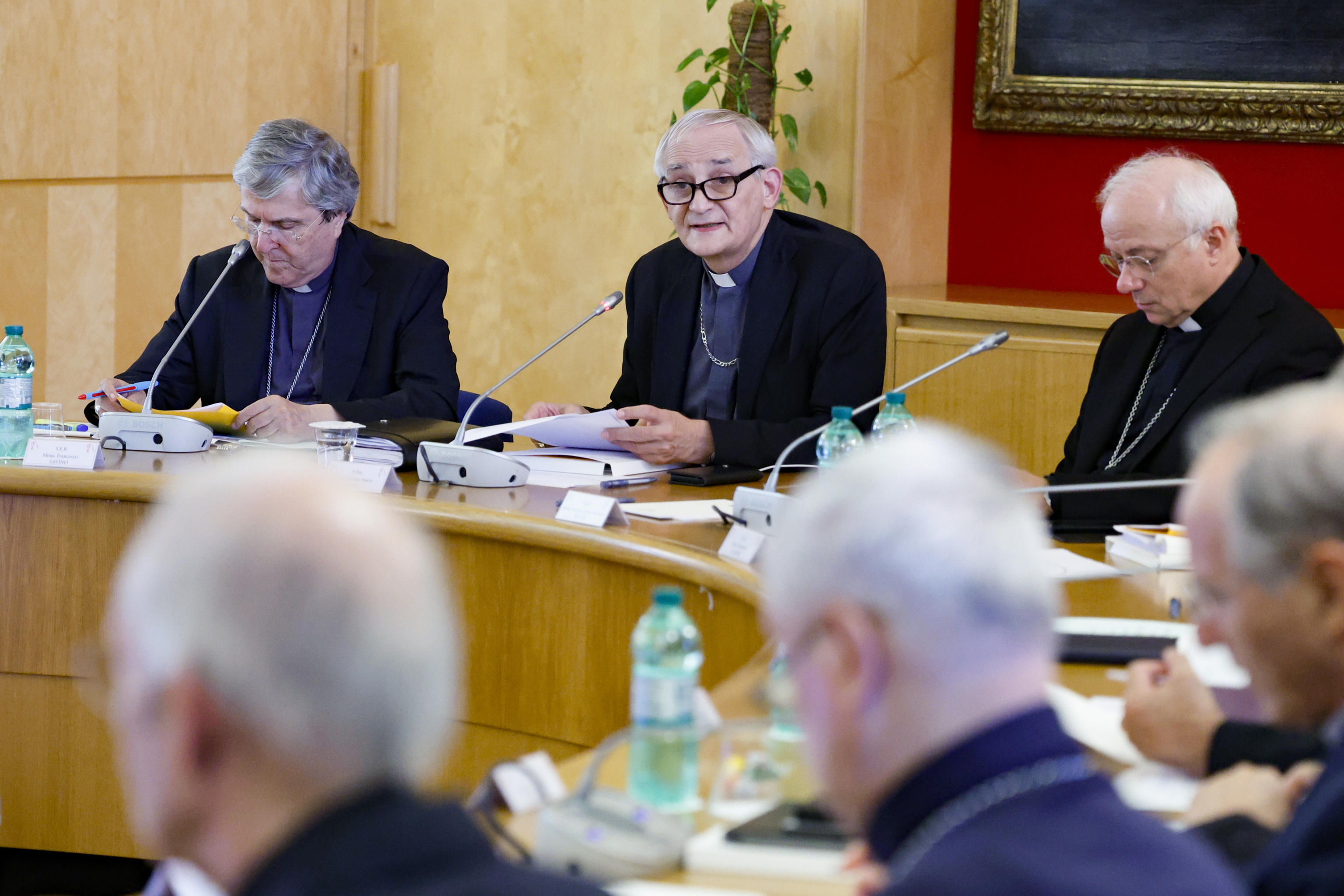Il cardinale Matteo Zuppi, presidente della Cei, apre il Consiglio episcopale permanente / ANSA