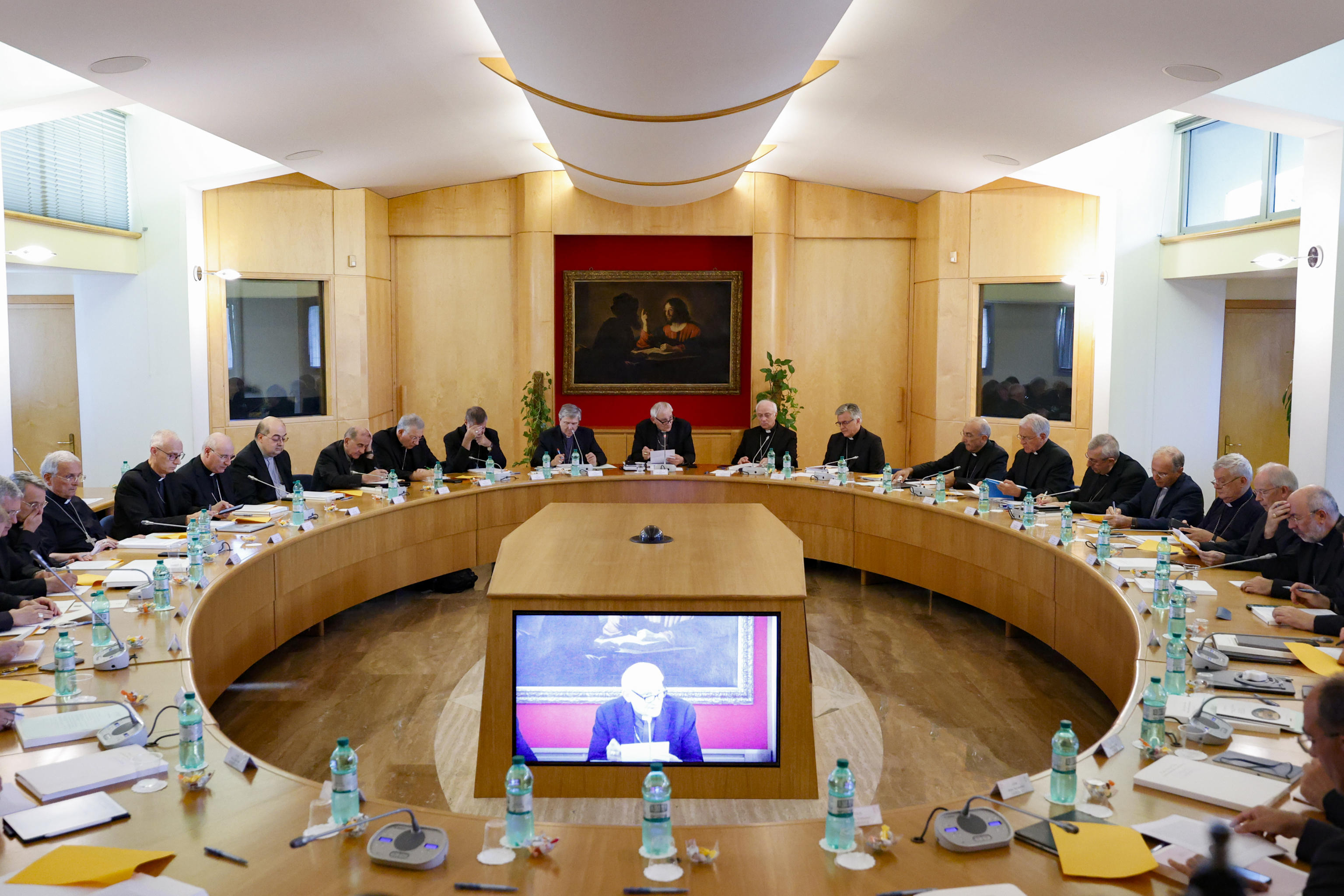 Il cardinale Matteo Zuppi, presidente della Cei, apre il Consiglio episcopale permanente / ANSA