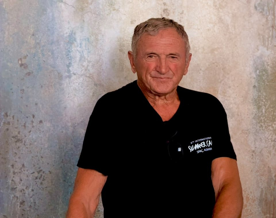 Un uomo con le spalle contro il muro