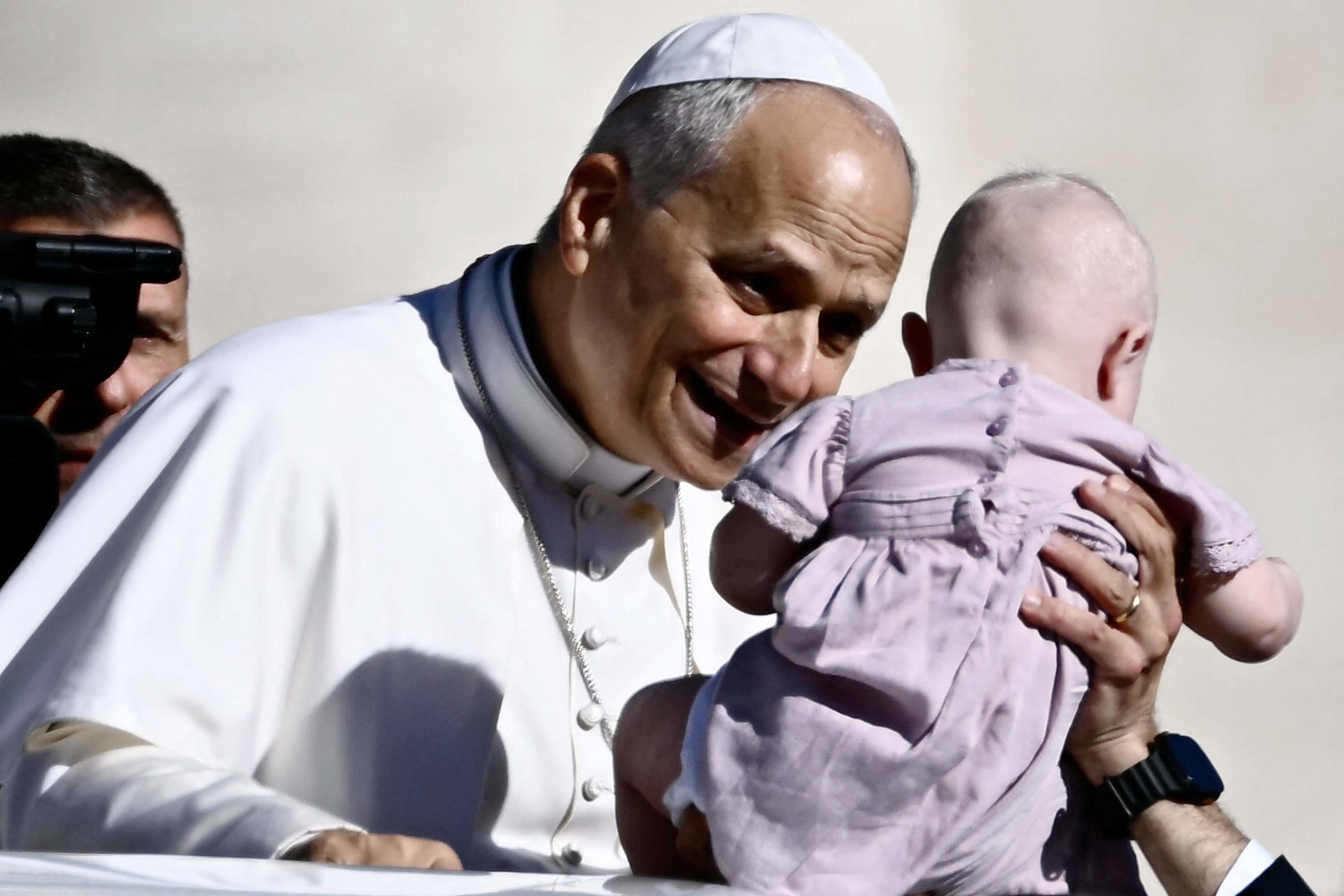 Papa Leone XIV benedice una bambina prima dell'udienza generale in piazza San Pietro, 23 settembre 2026. (Filippo MONTEFORTE / AFP)