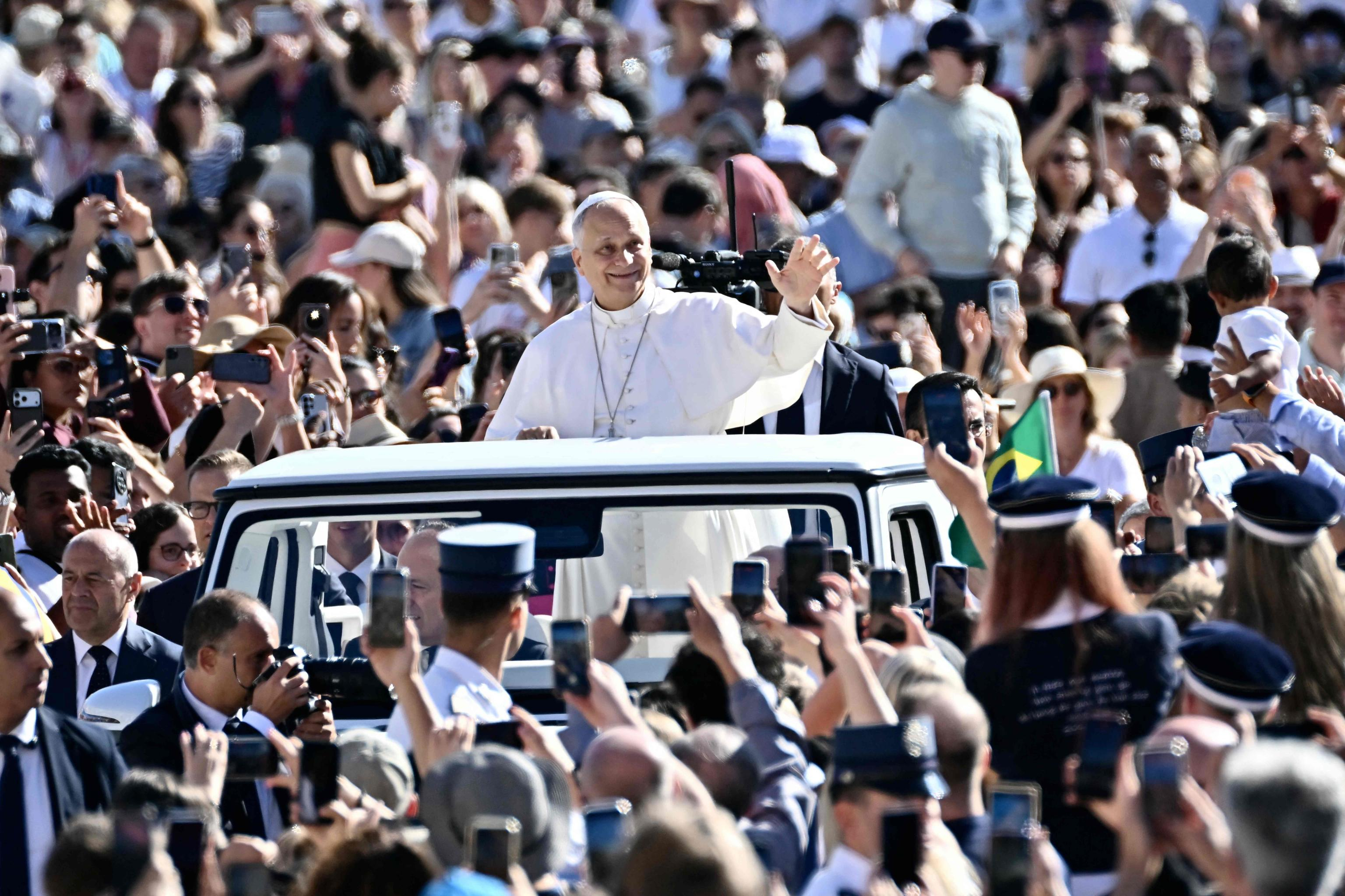 Papa Leone XVI saluta i fedeli in piazza San Pietro prima dell'udienza generale, 23 settembre 2026 - (Filippo MONTEFORTE / AFP)